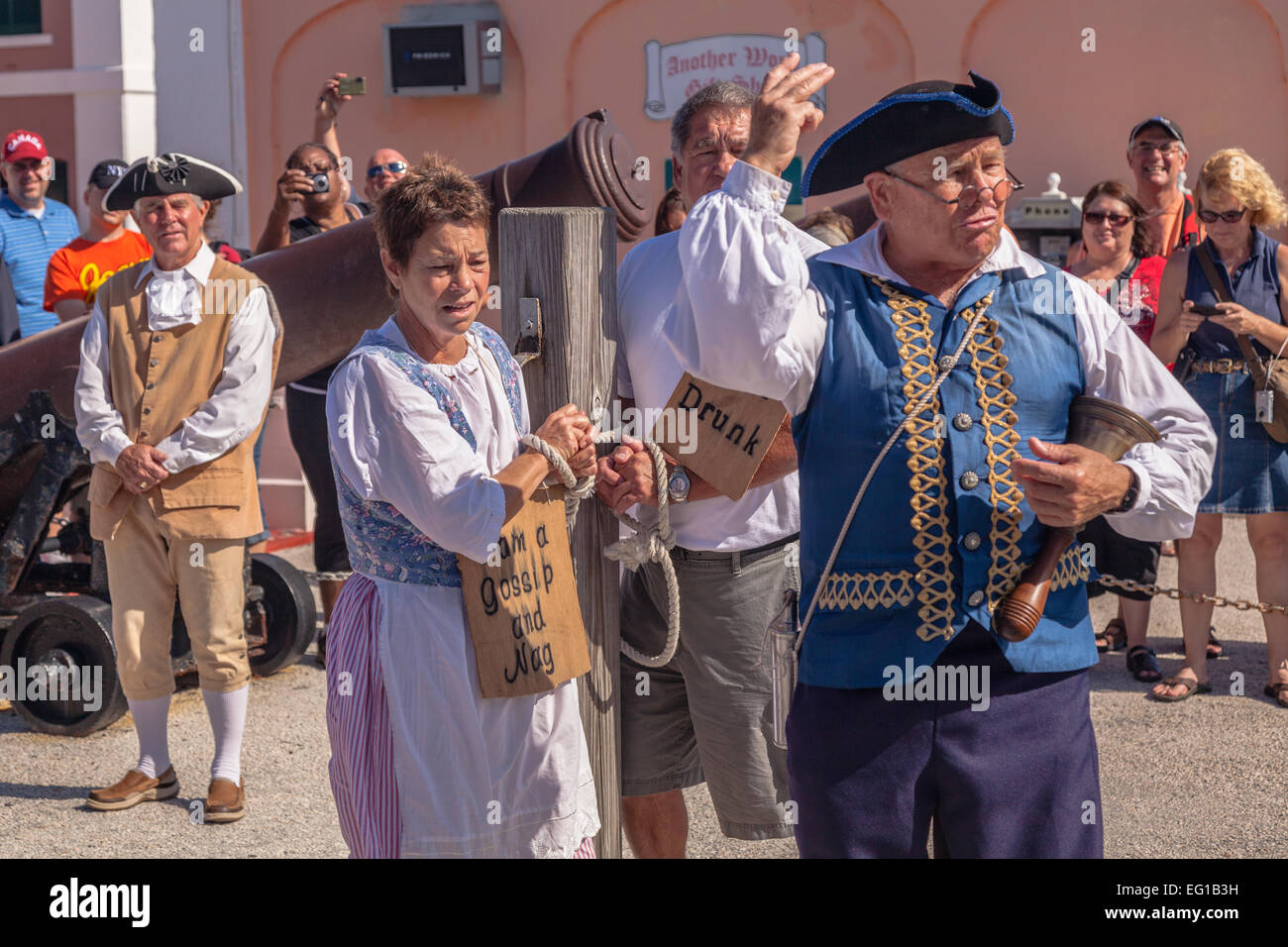 Une femme est condamnée à la 'Le tabouret Dunk', comme un 'nag et les potins ' dans une reconstitution historique à Saint-Georges, les Bermudes Banque D'Images