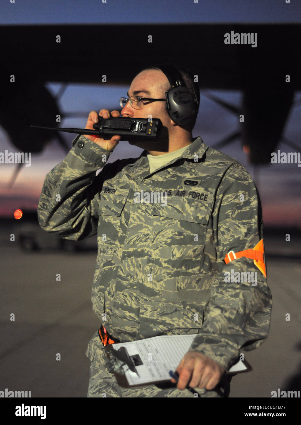 La BASE AÉRIENNE DE SPANGDAHLEM, en Allemagne - Un aviateur affecté à la 726ème escadron de la mobilité aérienne transmet les informations sur l'expédition d'un C-130J Super Hercules ici à l'appui de l'opération Odyssey Dawn le 21 mars. Groupe de travail conjoint Odyssey Dawn est l'U.S. Africa Command task force créée pour fournir et opérationnel système tactique de commandement, de contrôle et de forces militaires américaines soutenant la réponse internationale à l'agitation en Libye et de l'application de la résolution du Conseil de sécurité des Nations unies la résolution 1973. La résolution 1973 autorise toutes les mesures nécessaires pour protéger les civils en Libye sous la menace d'attaque par Kadhafi Banque D'Images