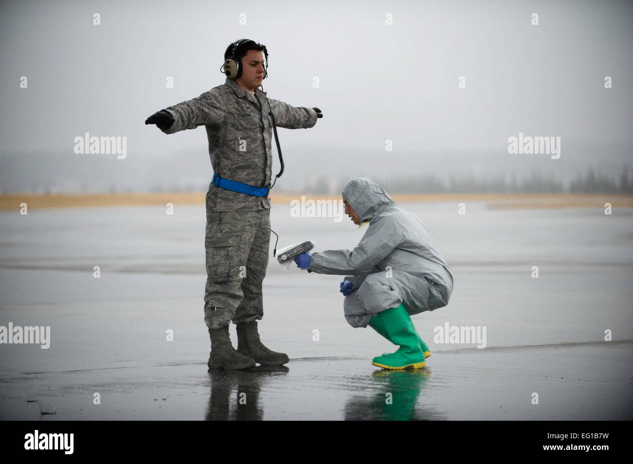 Les cadres supérieurs de l'US Air Force Airman Daniel Burdick numérise le s.. Aaron Wermy avec un radiamètre le 21 mars 2011, à Yokota Air Base, le Japon. Burdick est affecté à la 18e Escadron en médecine aérospatiale à Kadena Air Base, au Japon. Wermy est affecté à la 374e Escadron de maintenance à Yokota. Le s.. Jonathan Steffen Banque D'Images