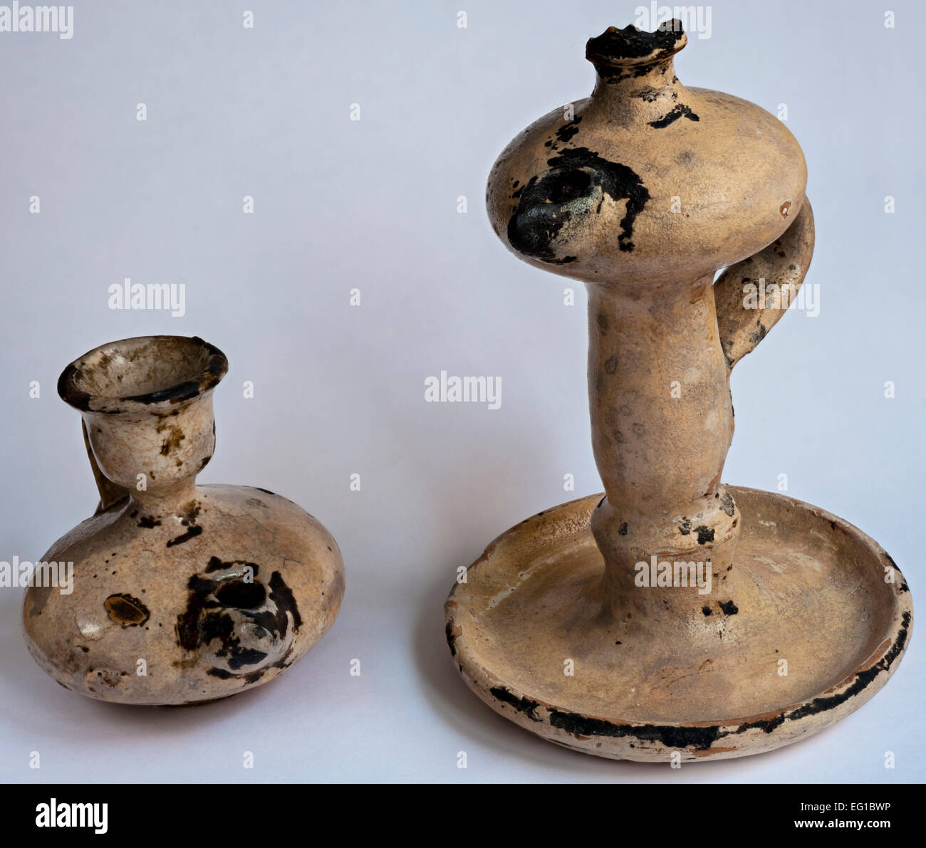 Lampe à huile en céramique Banque de photographies et d'images à haute  résolution - Alamy