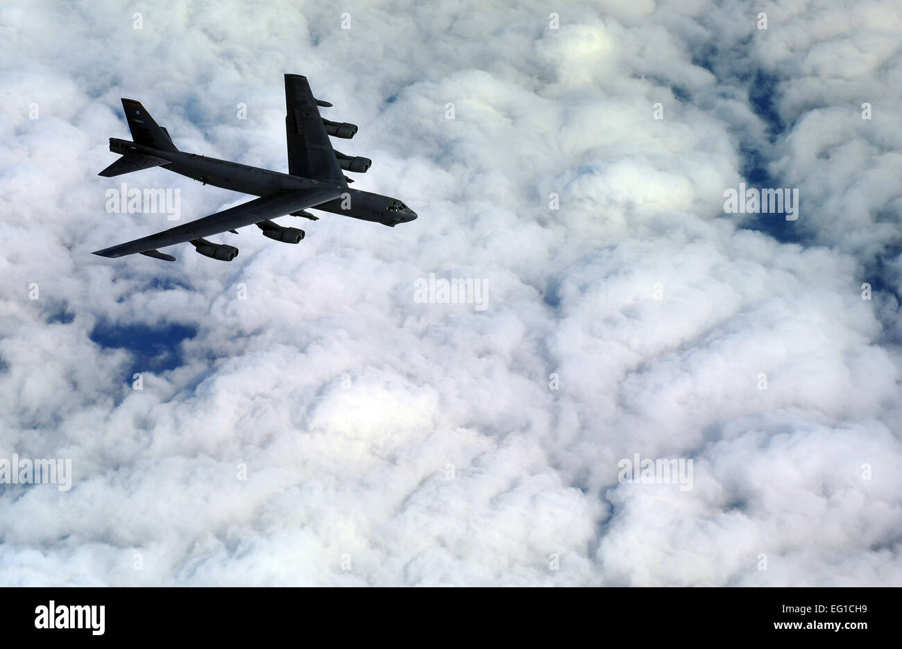 Un équipage de l'US Air Force affectée à la 23e Bomb Squadron de Minot Air Force Base N.D., vole une armée de l'air B-52 Stratofortress bombardiers des huit heures de sortie sur la chute de bombes et des séquences de ravitaillement en vol, le 20 avril 2011. Pilotes, navigateurs, agents de guerre électronique et radar composent le B-52 de l'équipage. Mettre des bombes sur cible et fournir un appui aérien rapproché sont deux des nombreuses missions accomplies par l'énorme avion hors de Minot. Le s.. Andy M. Kin Banque D'Images