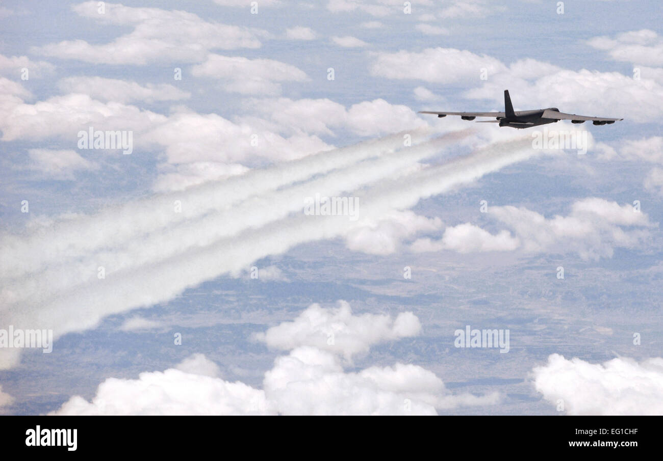 Un équipage de l'US Air Force affectée à la 23e Bomb Squadron de Minot Air Force Base N.D., vole une armée de l'air B-52 Stratofortress bombardiers des huit heures de sortie sur la chute de bombes et des séquences de ravitaillement en vol, le 20 avril 2011. Pilotes, navigateurs, agents de guerre électronique et radar composent le B-52 de l'équipage. Mettre des bombes sur cible et fournir un appui aérien rapproché sont deux des nombreuses missions accomplies par l'énorme avion hors de Minot. Le s.. Andy M. Kin Banque D'Images