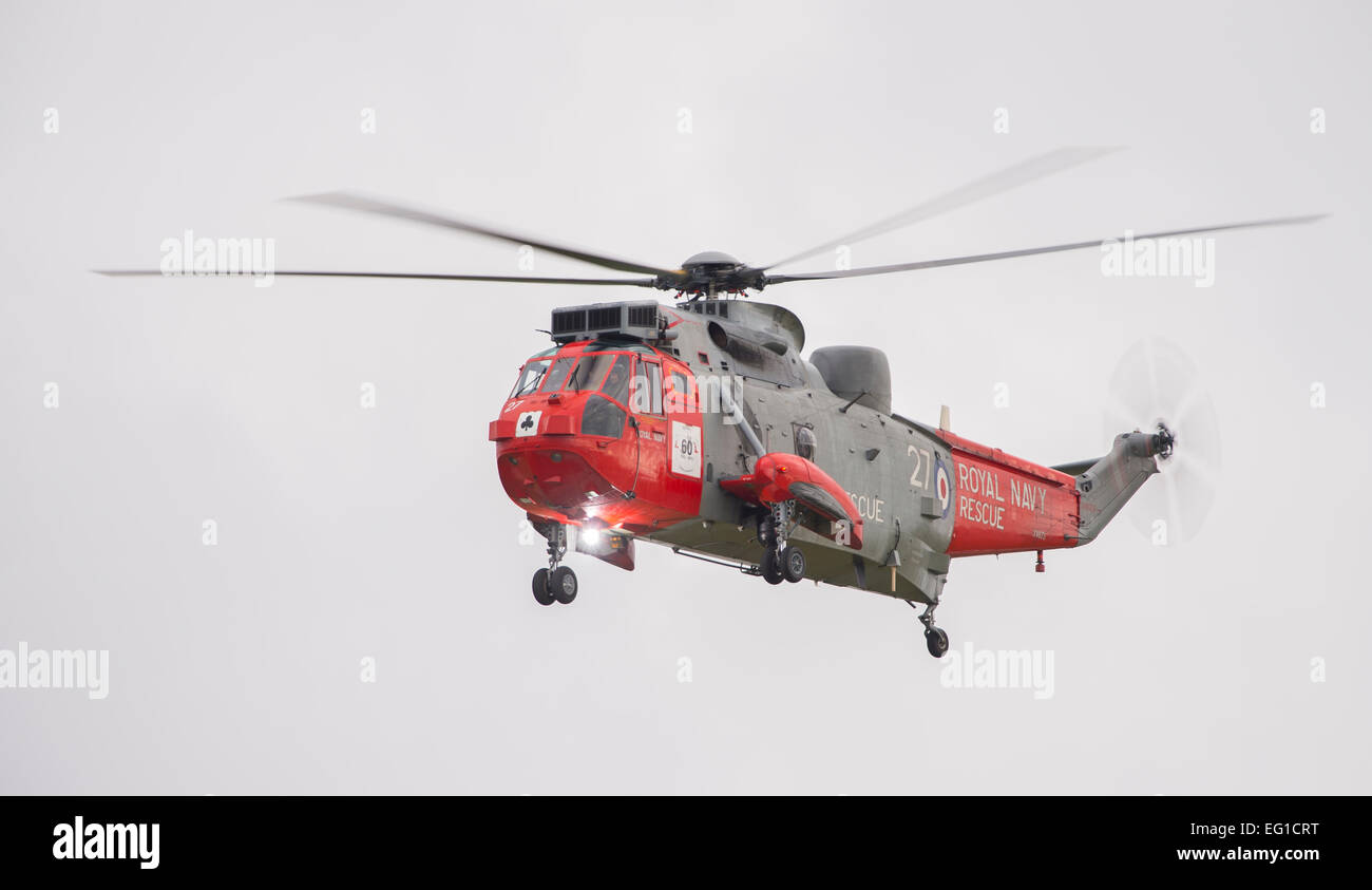 771 e Escadron de recherche et de sauvetage par hélicoptère survolant RNAS Culdrose Banque D'Images