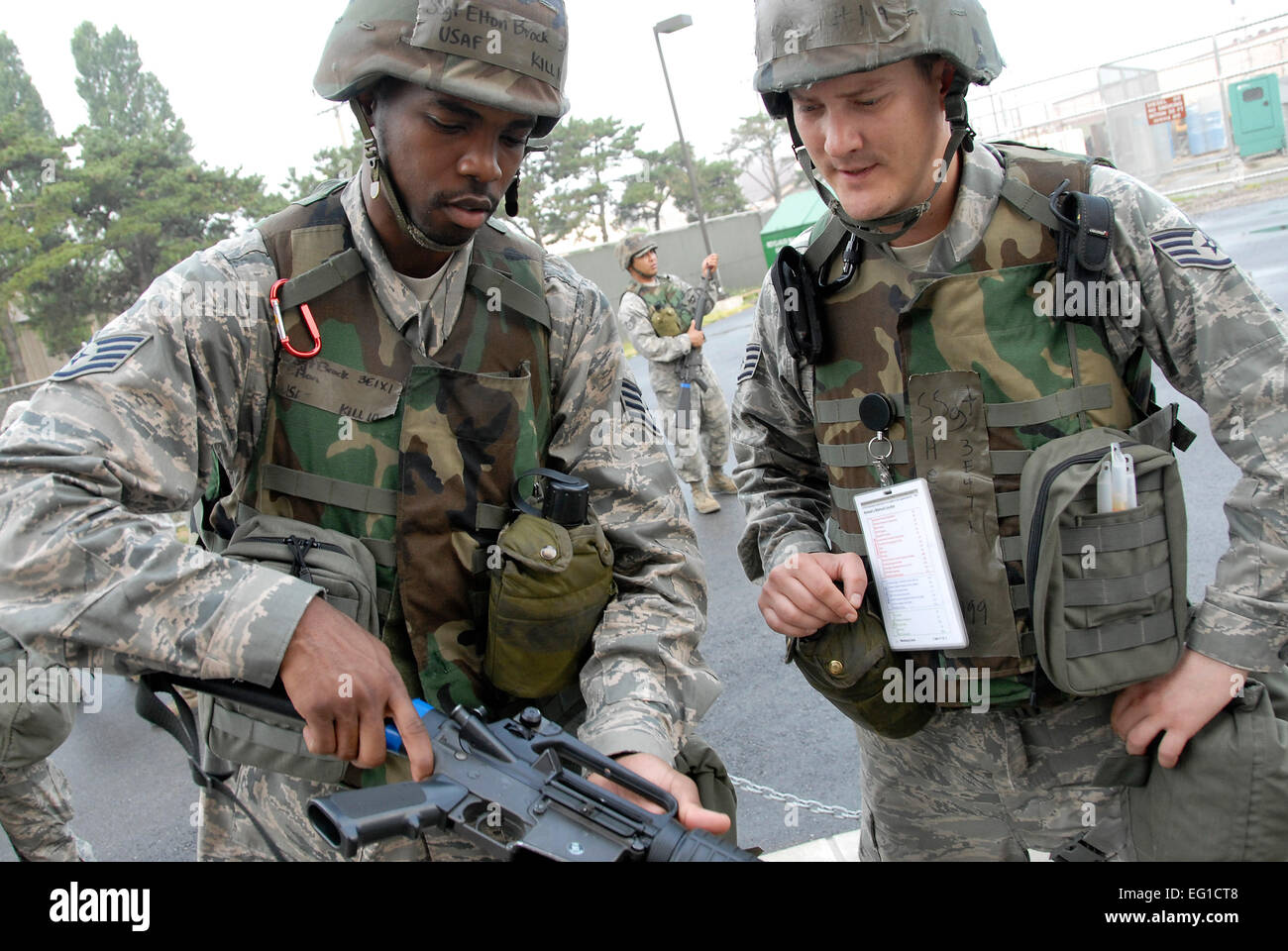 Le sergent-major de la Force aérienne. Elton Brock, gauche, efface son fusil M-16 alors que le s.. Steven Herzog assure la formation d'orientation. Les deux aviateurs sont affectés à la 51e Escadron de génie civil, Osan Air Base, République de Corée. Environ 150 aviateurs du 51e Escadron de génie civil ont participé au premier entraînement de boeuf, 22 juin 2011. Le conseiller-maître Sgt. Paul Holcomb Banque D'Images