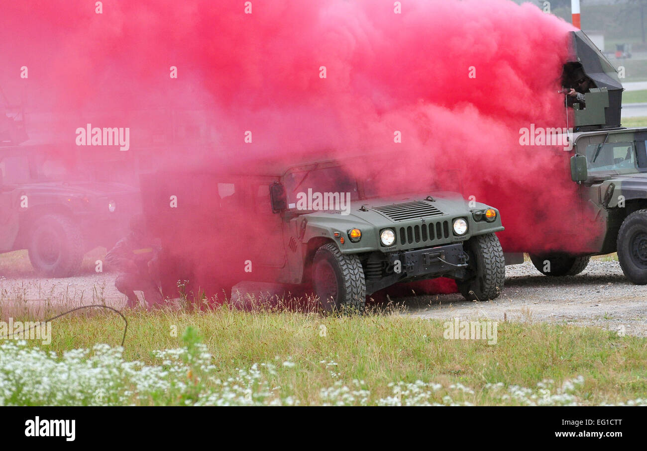 Aviateurs, préparez-vous à entrer dans un humvee fonctionnelle après celle qu'ils ont été équitation dans a été frappé par la simulation d'un engin explosif improvisé. Environ 150 aviateurs du 51e Escadron de génie civil ont participé au premier entraînement de boeuf, 22 juin 2011 à Osan Air Base, République de Corée. Le BŒUF forces ont les dispositions nécessaires de commandement, de contrôle et de communications à l'appui de cantonnement, le feu les services d'urgence, la gestion des urgences, des explosifs et munitions, explosifs, la construction rapide de réponse aux incidents chimiques, biologiques, radiologiques et nucléaires et d'autres institutions spécialisées, les zones de mission. St Banque D'Images