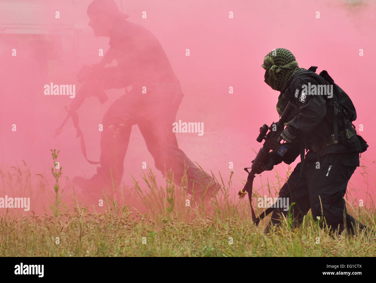 Les membres de la force de l'opposition l'OPFOR U.S. Air Force d'un membre de la 1re classe Swadowski Destry, droit et technologie. Le Sgt. Christopher Clark "attaque" un convoi de humvee 22 juin 2011, à Osan Air Base, République de Corée. Le BŒUF forces ont les dispositions nécessaires de commandement, de contrôle et de communications à l'appui de cantonnement, le feu les services d'urgence, la gestion des urgences, des explosifs et munitions, explosifs, la construction rapide de réponse aux incidents chimiques, biologiques, radiologiques et nucléaires et d'autres institutions spécialisées, les zones de mission. Le s.. Tchad Thompson Banque D'Images