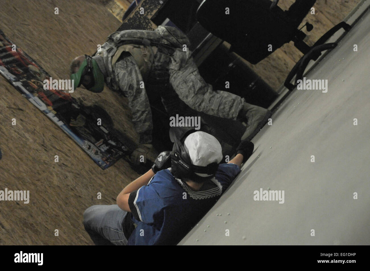 Aviateurs de la 161e Escadre de ravitaillement en vol des forces de sécurité de l'escadron a reçu close quarters tactics training à l'échelon local en cours d'airsoft Gilbert, Arizona), le 13 août 2011. Le centre de formation fournit plusieurs des scénarios du monde réel dans un environnement urbain pour préparer aviateurs pour combattre. Navigant de première classe Rashaunda Williams Banque D'Images