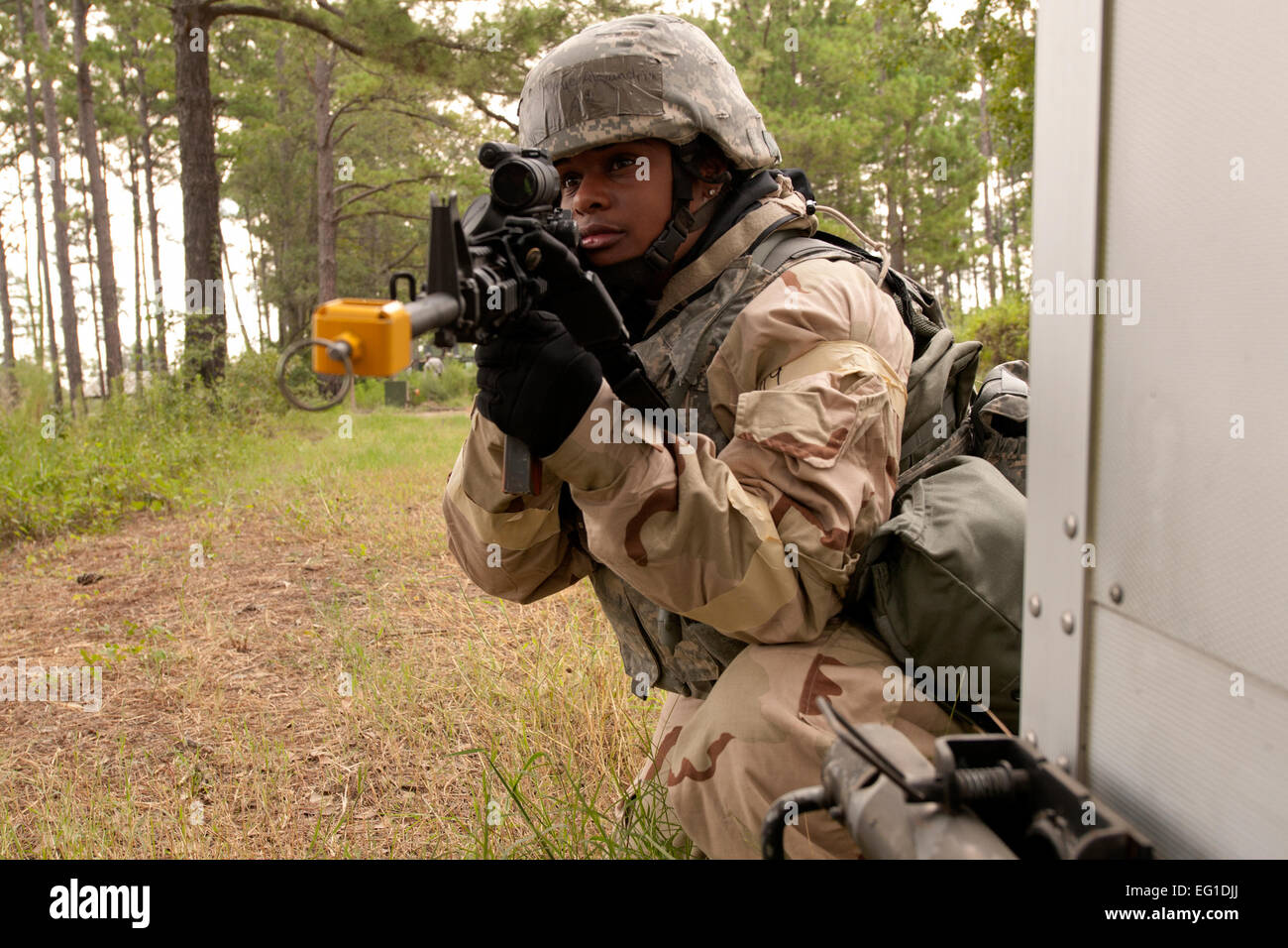 Les cadres supérieurs de l'US Air Force, un aviateur Alexandria Brye 23e Escadron des Forces de sécurité, membre de l'équipe surveille le périmètre d'une simulation de base pour les intrusions possibles à un point de contrôle d'entrée 16 août 2011, au cours d'un exercice de préparation opérationnelle de la phase II de minerai à Moody Air Force Base, Ga. Les défis de minerai de la capacité de Brye et autres membres de l'équipe de Moody à manipuler possible des situations réelles dans un environnement de guerre. Le s.. Joshua J. Garcia Banque D'Images