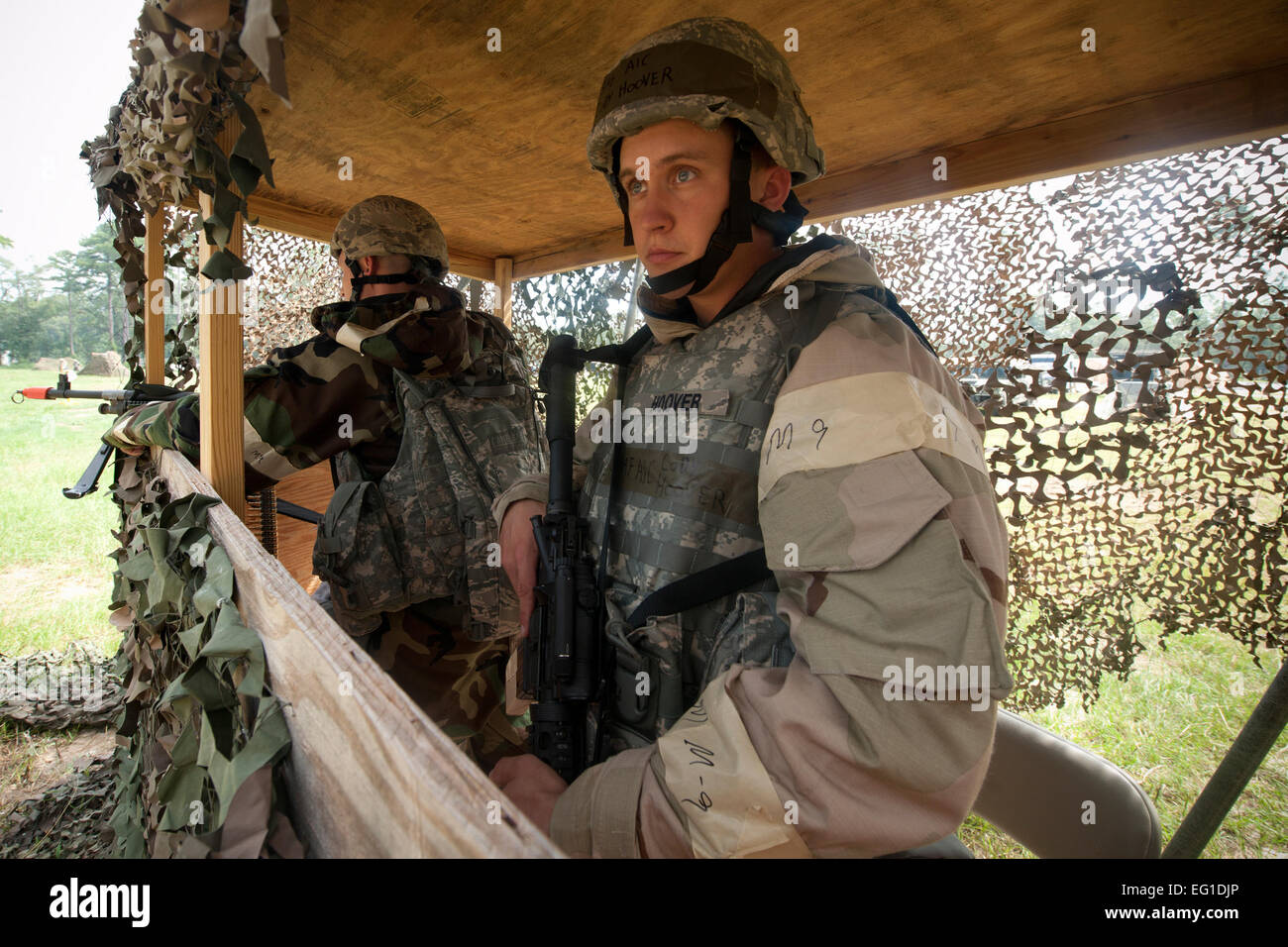 U.S. Air Force d'un membre de la 1re classe Blake Peavy du 23e Escadron des Forces de sécurité ESF et d'un membre de la 1re classe Cody Hoover, un 23e Escadron de génie civil, la SCÉ tireur regarder le périmètre d'une base simulée 16 août 2011, au cours d'un exercice de préparation opérationnelle de la phase II à Moody Air Force Base, Ga, la 23e et 23e de l'ESF ces renforts de travailler ensemble afin d'assurer l'endroit est sécurisé. Le s.. Joshua J. Garcia Banque D'Images