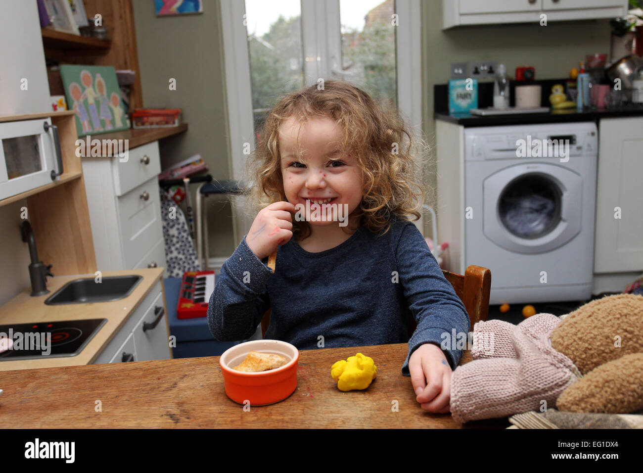 Une belle jeune fillette de trois ans avec la varicelle, photographié à son domicile de West Sussex, UK. Banque D'Images
