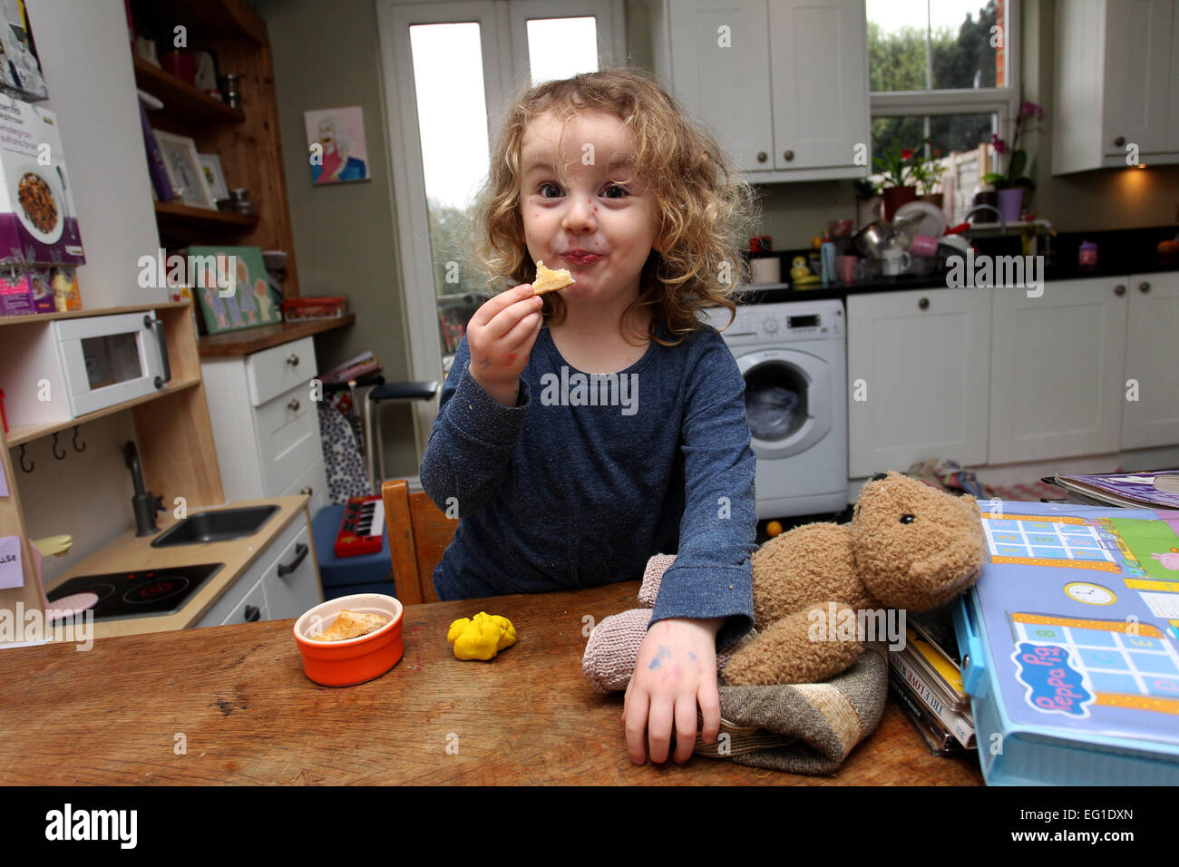 Une belle jeune fillette de trois ans avec la varicelle, photographié à son domicile de West Sussex, UK. Banque D'Images