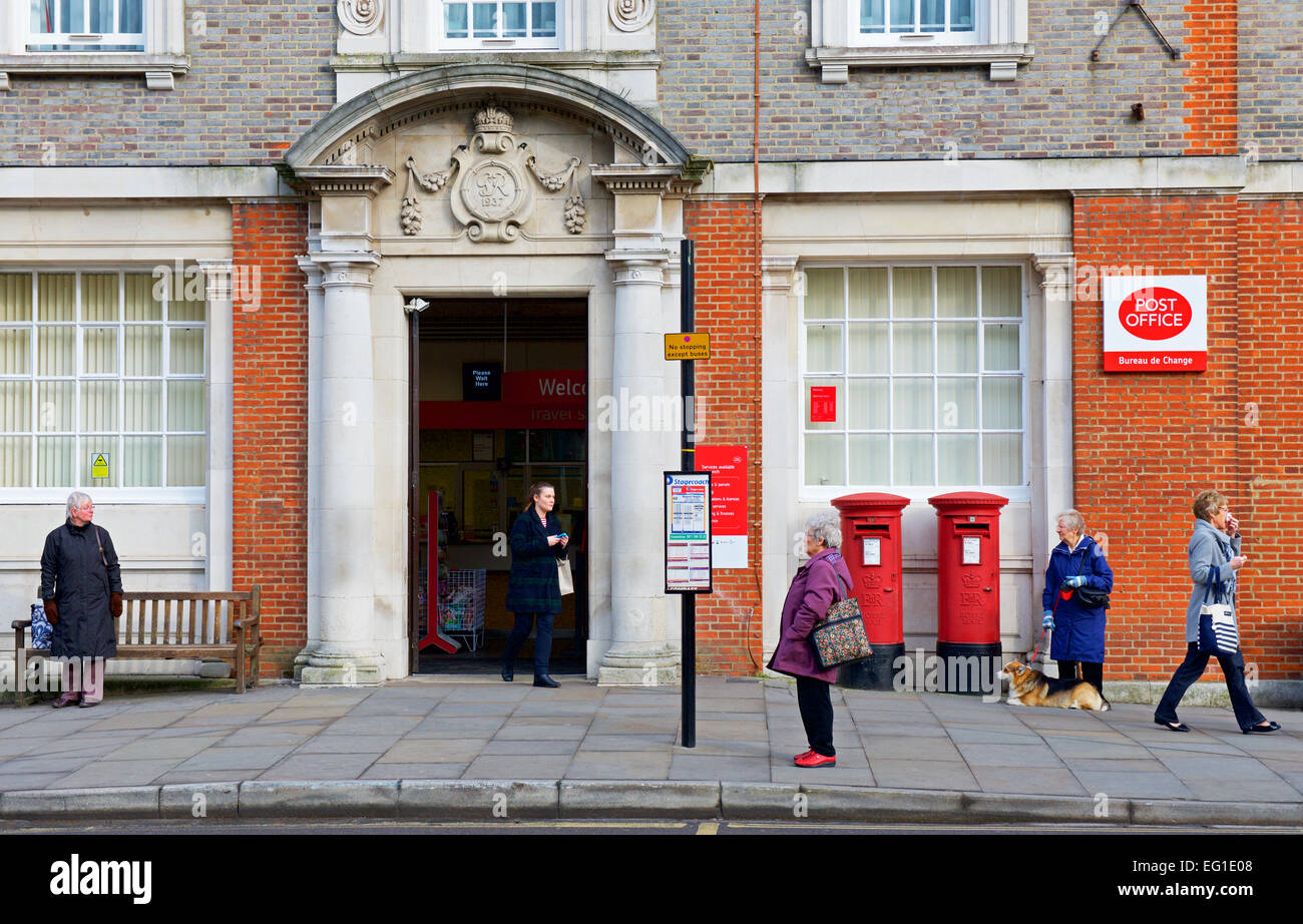 Les gens attendent devant un bureau de poste, Chichester, Hampshire, England UK Banque D'Images