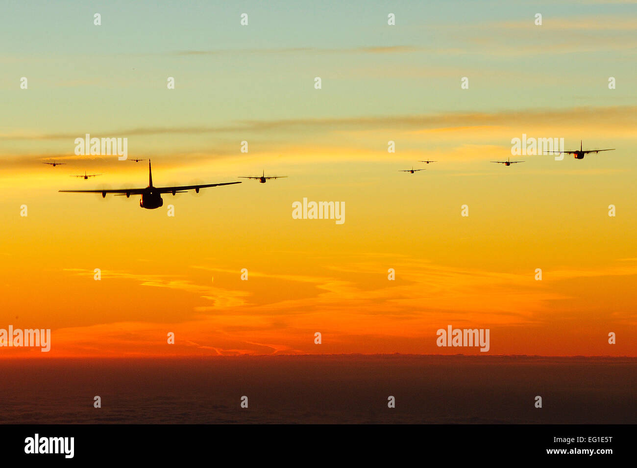 Un C-130J Hercules de "super" le 37e Escadron de transport aérien, la base aérienne de Ramstein, GE, voler à bord d'un navire 10 formation au-dessus de l'Allemagne du sud, le 5 octobre, pendant le premier environnement de formation Full-Spectrum rotation. Stephen J. Otero Senior Airman Banque D'Images