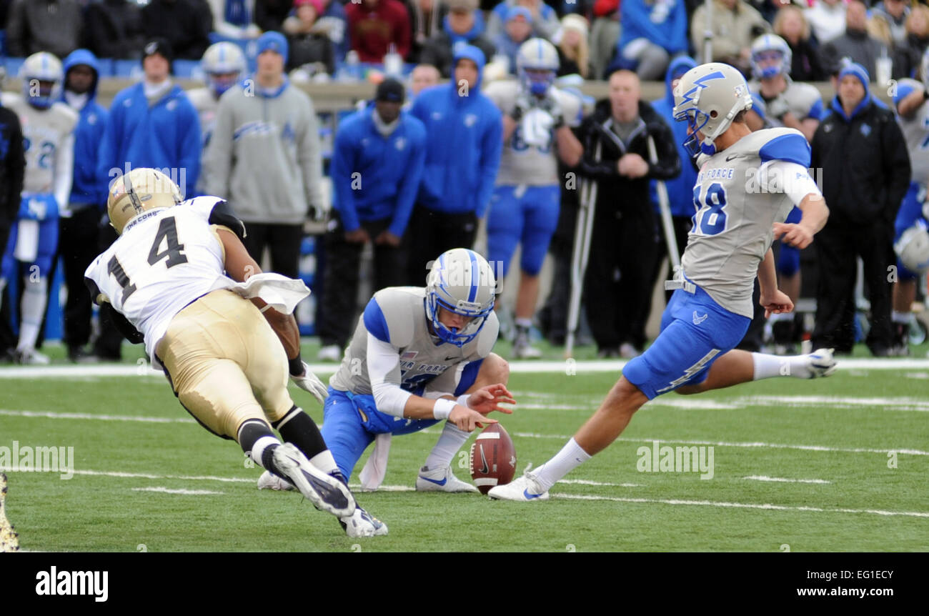 Air Force Academy Falcons kicker Parker Herrington kicks un de sa carrière de haut champ trois objectifs au cours de l'air jeu Force-Army à Falcon Stadium, le 5 novembre 2011. Le Pèlerin a marqué 21 points dans le troisième quart, en route vers une victoire de 24-14 sur les chevaliers noirs et leur deuxième commandant en chef's Trophy. Tech. Le Sgt. Raymond Hoy Banque D'Images