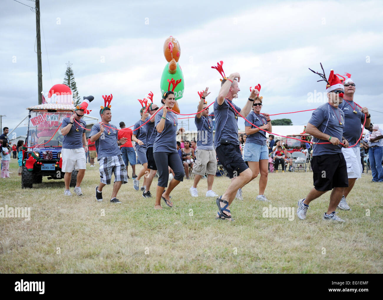 Les membres de la Joint Task Force-Bravo élément médical parade dans une foule, exhibant leurs flotter transportant Santa et son lutin tiré par "Renne" pendant les vacances Extravaganza, le 15 décembre 2011, à la base aérienne de Soto Cano, au Honduras. Le sergent-chef. Michael Atkins Banque D'Images