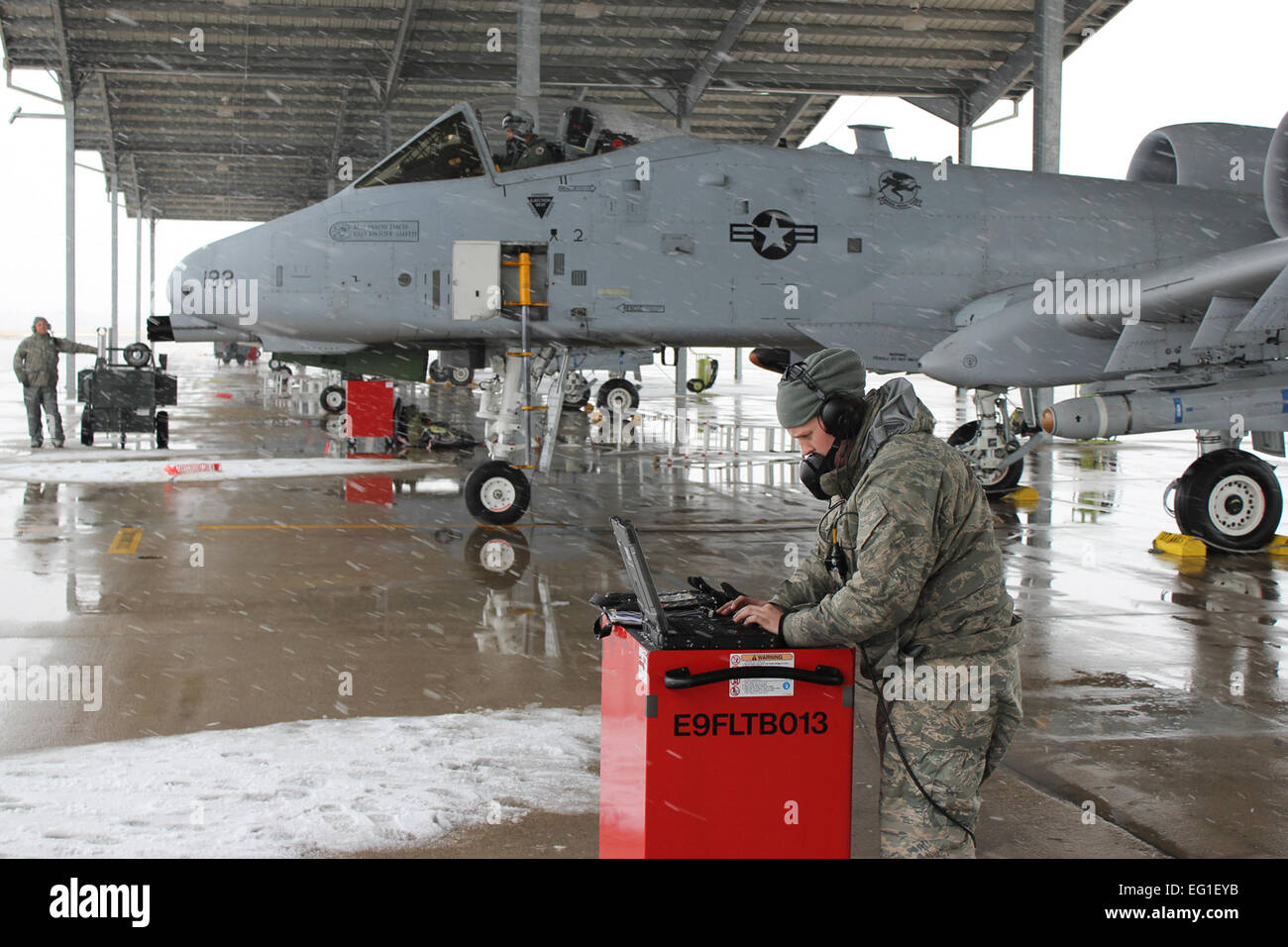 Avec la neige battant, U.S. Air Force aviateur Senior Amanda Post fait une dernière vérification de l'ordre technique un peu avant un U.S. Air Force A-10 Thunderbolt II des avions d'attaque au sol les taxis sur une piste pour le décollage à Selfridge Air National Guard Base ANG, Mich., le 14 février 2012. Post est un chef d'équipe affecté à la 127e Escadron de maintenance. L'A-10 les équipages à Selfridge ANG Base ont repris un vol local et du calendrier de formation après le retour d'aviateurs locaux d'un déploiement en Afghanistan. Tech. Le Sgt. Dan Heaton Banque D'Images