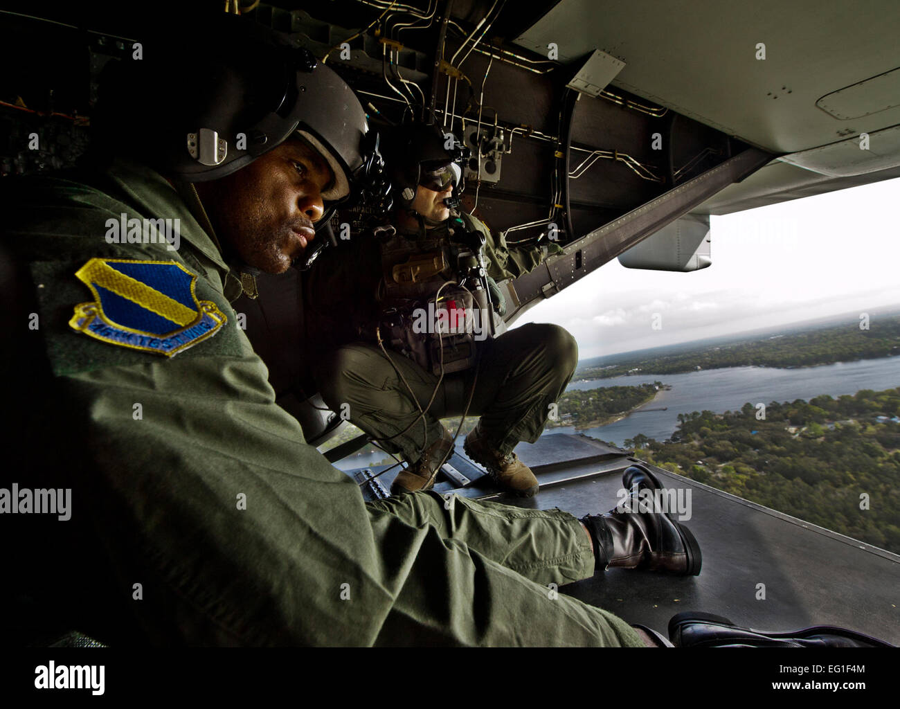 Ancien joueur de la NFL, Herschel Walker, vérifie sur la gauche vue depuis l'arrière de l'US Air Force un CV-22 Osprey avion opérations spéciales avec le sergent-chef. Joseph Levine près de la base aérienne d'Eglin AFB, en Floride, le 22 mars 2012. Walker a visité la base pour parler de la résilience et l'importance de demander de l'aide. Il a parlé deux fois à Eglin AFB service members à propos de sa vie, la carrière et la lutte émotionnelle et mentale qu'il a rencontrés tout au long. Levine est un ingénieur de vol avec le 413e Escadron d'essais en vol. Samuel King Jr. Banque D'Images