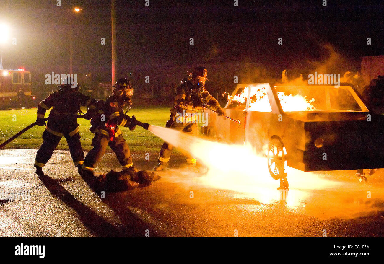 Les pompiers avec le 436e Escadron de génie civil éteindre un incendie du véhicule mis en scène au cours d'un exercice d'intervention en cas d'accident grave à Dover Air Force Base, Del, le 19 avril 2012. La mare à l'épreuve la capacité des participants à répondre à des incidents sur la base. Roland Balik Banque D'Images Les pompiers avec le 436e Escadron de génie civil éteindre un incendie du véhicule mis en scène au cours d'un exercice d'intervention en cas d'accident grave à Dover Air Force Base, Del, le 19 avril 2012. La mare à l'épreuve la capacité des participants à répondre à des incidents sur la base. Roland Balik Banque D'Images