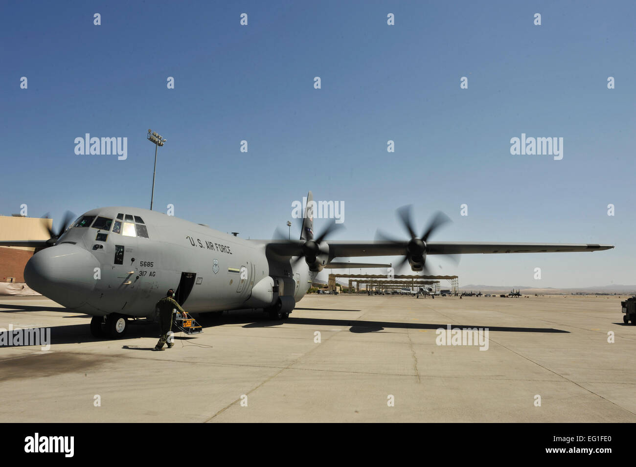 U.S. Air Force Tech. Le Sgt. Matt Mascaro, 29e Escadron d'armes, assure un C-130J Hercules démarrage moteurs correctement avant une mission dans le cadre de l'École d'armes de l'US Air Force sur la base aérienne Nellis, Nevada, le 11 mai 2012. Les armes de l'Armée de l'air est une école de cinq mois et demi, qui fournit des cours de formation des officiers choisis avec la formation avancée dans la plupart des armes et tactiques de l'emploi. Tout au long du cours, les étudiants reçoivent en moyenne 400 heures de cours de deuxième cycle universitaire et de participer à des missions d'entraînement de combat exigeant. Le s.. Eric Harris Banque D'Images