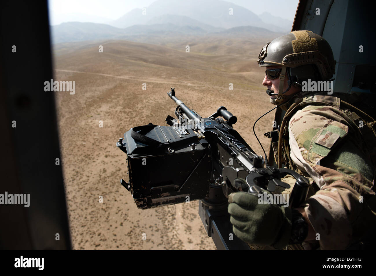 Le s.. Matthieu Hanlon numérise le relief pour d'éventuelles menaces sur la province de Logar, en Afghanistan, au cours d'une mission de la coalition le 29 juillet 2013. Hanlon est déployé à partir du 6e Escadron d'opérations spéciales, Hurlburt Field, en Floride Il est de Temecula, Californie Hanlon est un escadron expéditionnaire de la 438th Air et conseiller consultatif antenne gunner. Le sergent-chef. Ben Bloker Banque D'Images