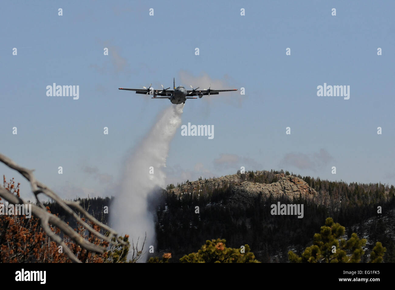 Un système de lutte contre les incendies en vol modulaire équipé C-130 Hercules de la 153e Airlift Wing suit un plan responsable du Service forestier des États-Unis et effectue une mission de formation qui inclut les gouttes d'eau 10 mai 2013, près de la Forêt Nationale de Médecine Bow dans le Wyoming. Lorsqu'un des avions équipés de MAFFS est nécessaire, le National Interagency Fire Center requêtes Air Force ressources humaines par Commandement du Nord des États-Unis. Le capitaine Rusty Ridley Banque D'Images