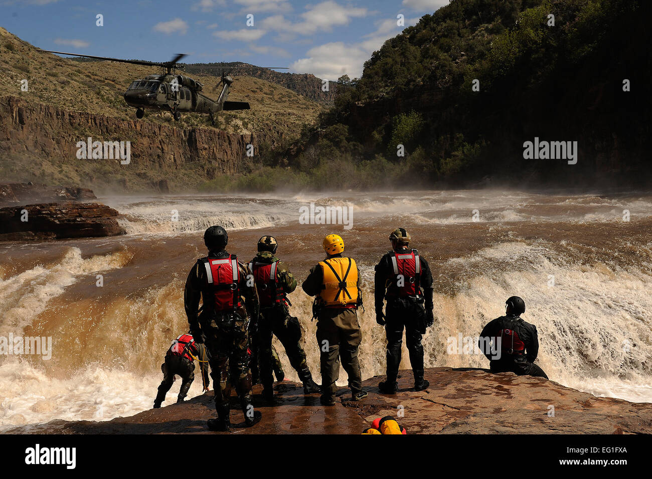 Pararescuemen se préparent à entrer dans les rapides pendant leur formation en sauvetage en eau le 10 avril près de la base aérienne Davis-Monthan Air Force Base, en Arizona Le pararescuemen sont affectés à la 48e Escadron de sauvetage. Le s.. Tim Chacon Banque D'Images