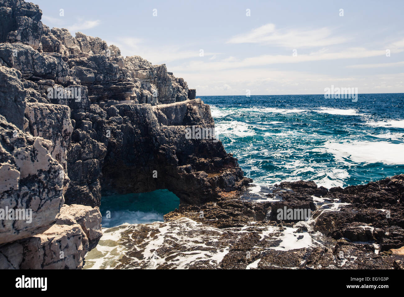 Formations rocheuses sur la côte croate où habite la mer Banque D'Images