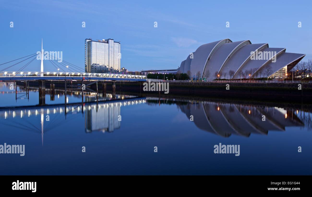 Reflets de la Glasgow Riverside dans une rivière Clyde toujours à marée basse Banque D'Images