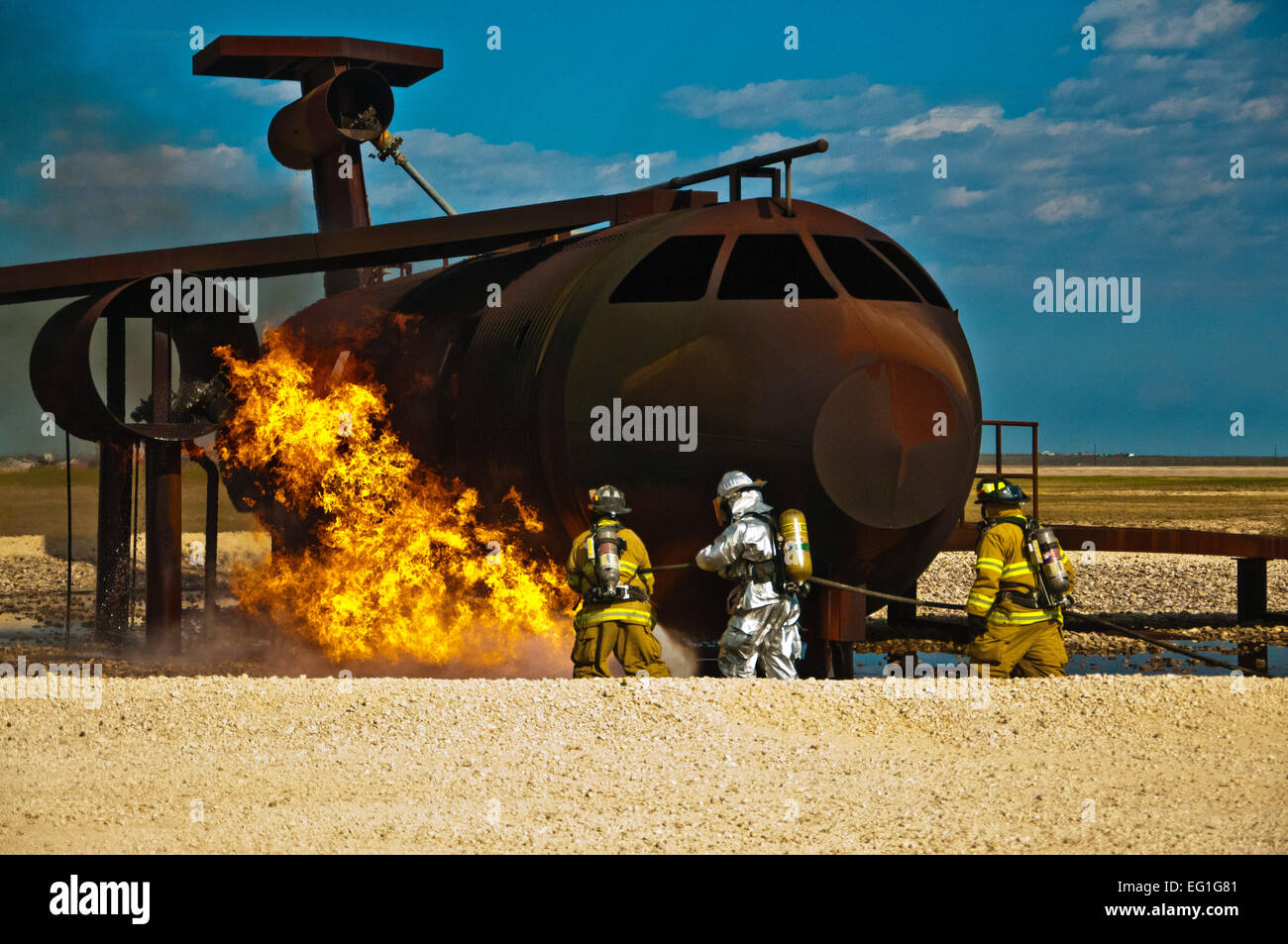 Les députés de l'Laughlin Air Force Base et Del Rio se déplacer dans les services d'incendie à éteindre un incendie au sol au cours d'un exercice de tir réel le 11 février 2013, à Laughlin AFB, Texas. L'exercice a été conçu pour aider les pompiers de Rio del maintenir leurs devises alors que la formation aux côtés de Laughlin AFB pompiers. Slt Evan M. Ross Banque D'Images