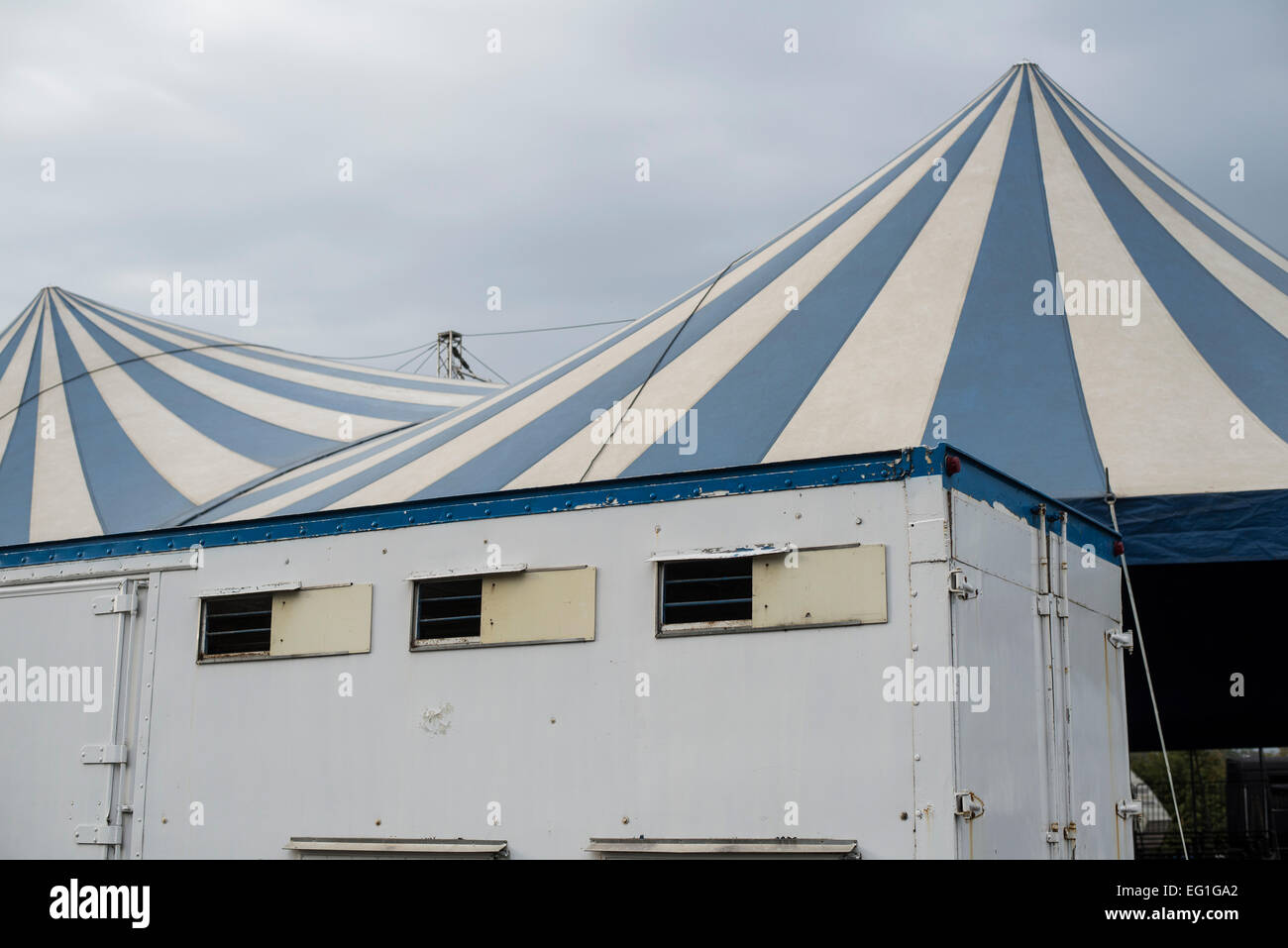 Tentes et un chariot de cirque ambulant Banque D'Images