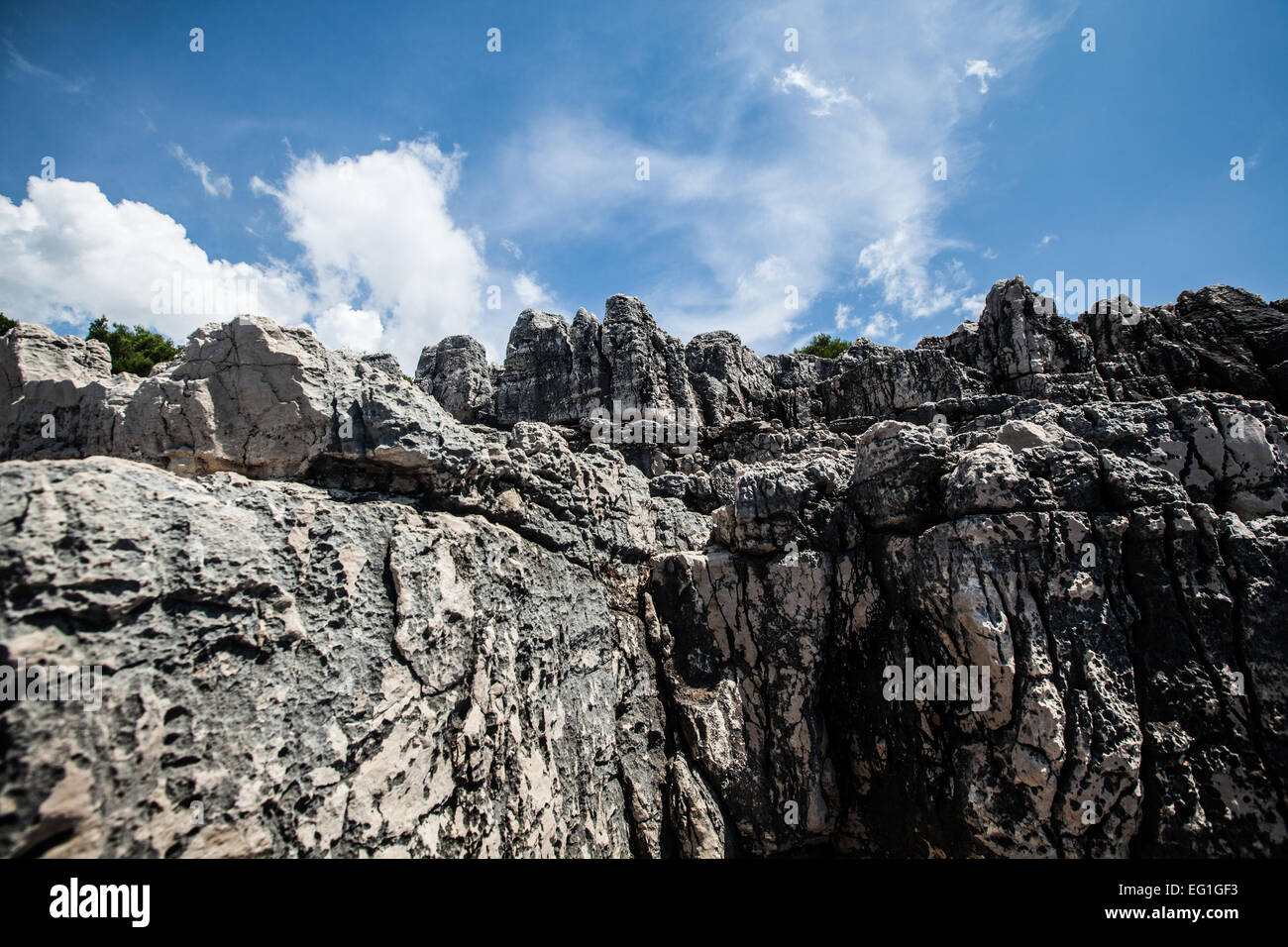 Formations rocheuses sur la côte croate où habite la mer Banque D'Images
