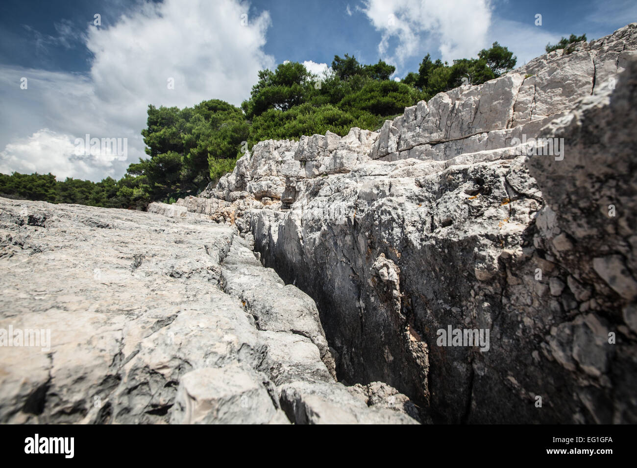 Formations rocheuses sur la côte croate où habite la mer Banque D'Images