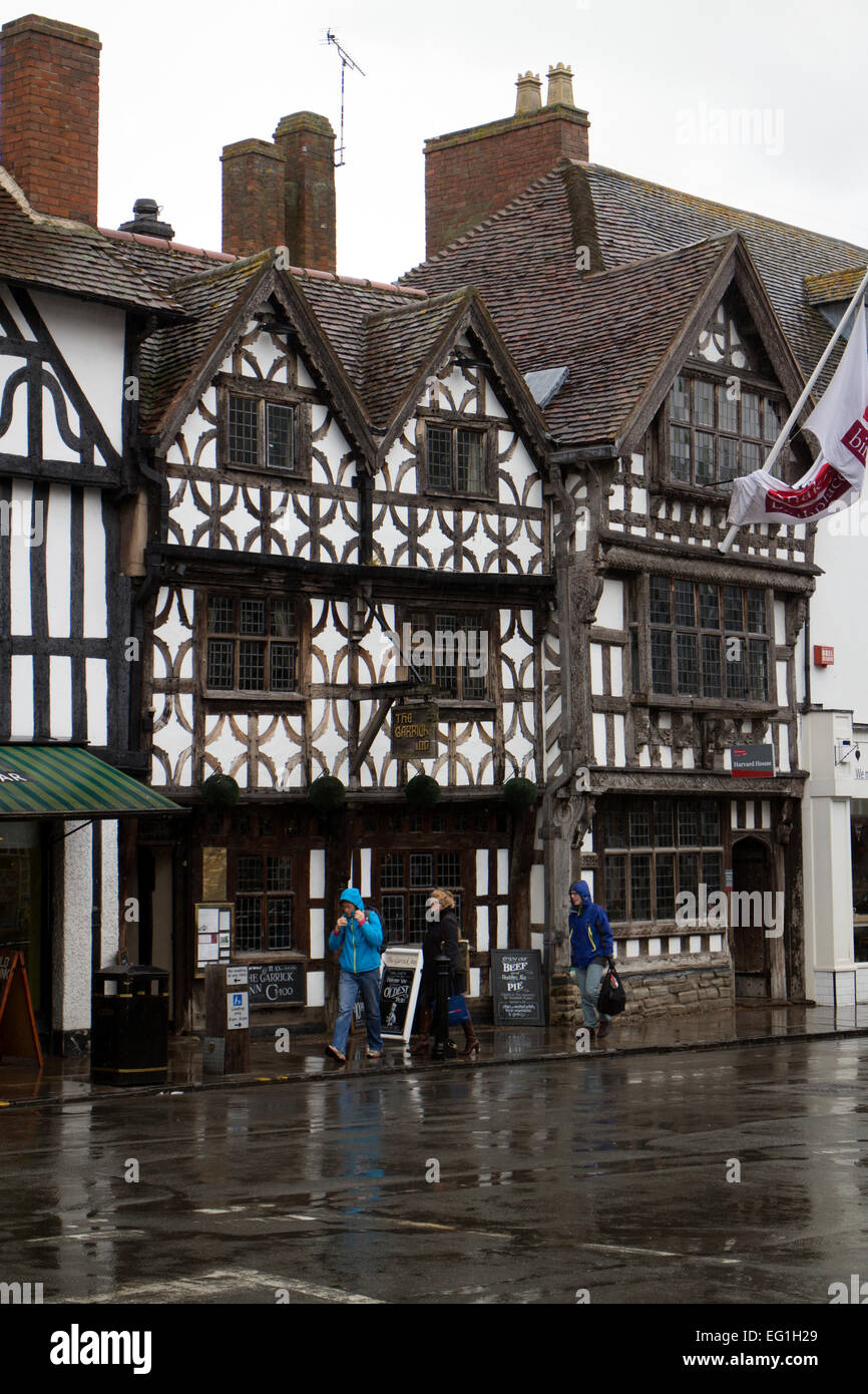 Le Garrick Inn et Harvard House un jour de pluie, Stratford-upon-Avon, Warwickshire, England, UK Banque D'Images