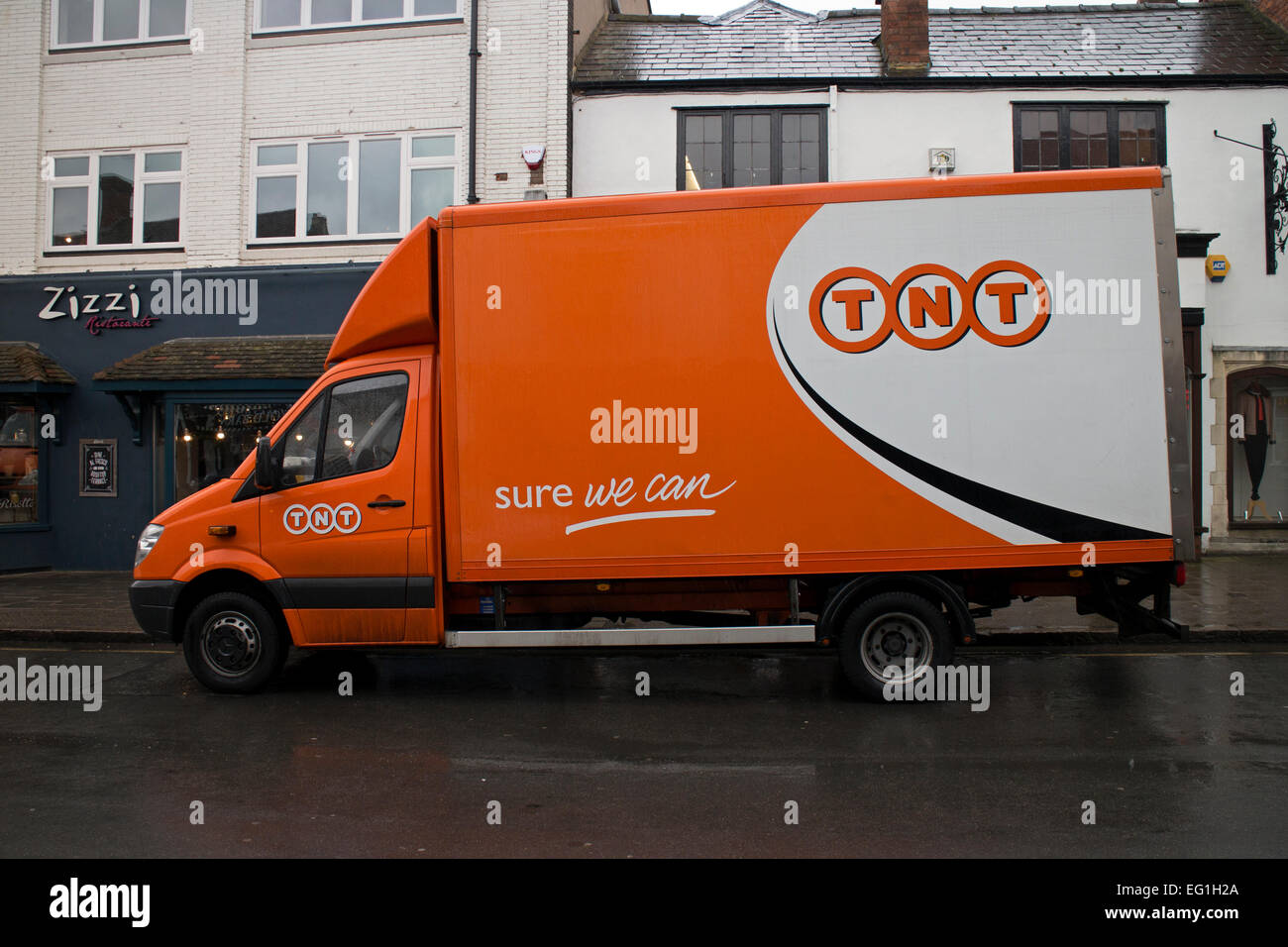 Un camion de livraison TNT, Stratford-upon-Avon, Royaume-Uni Banque D'Images