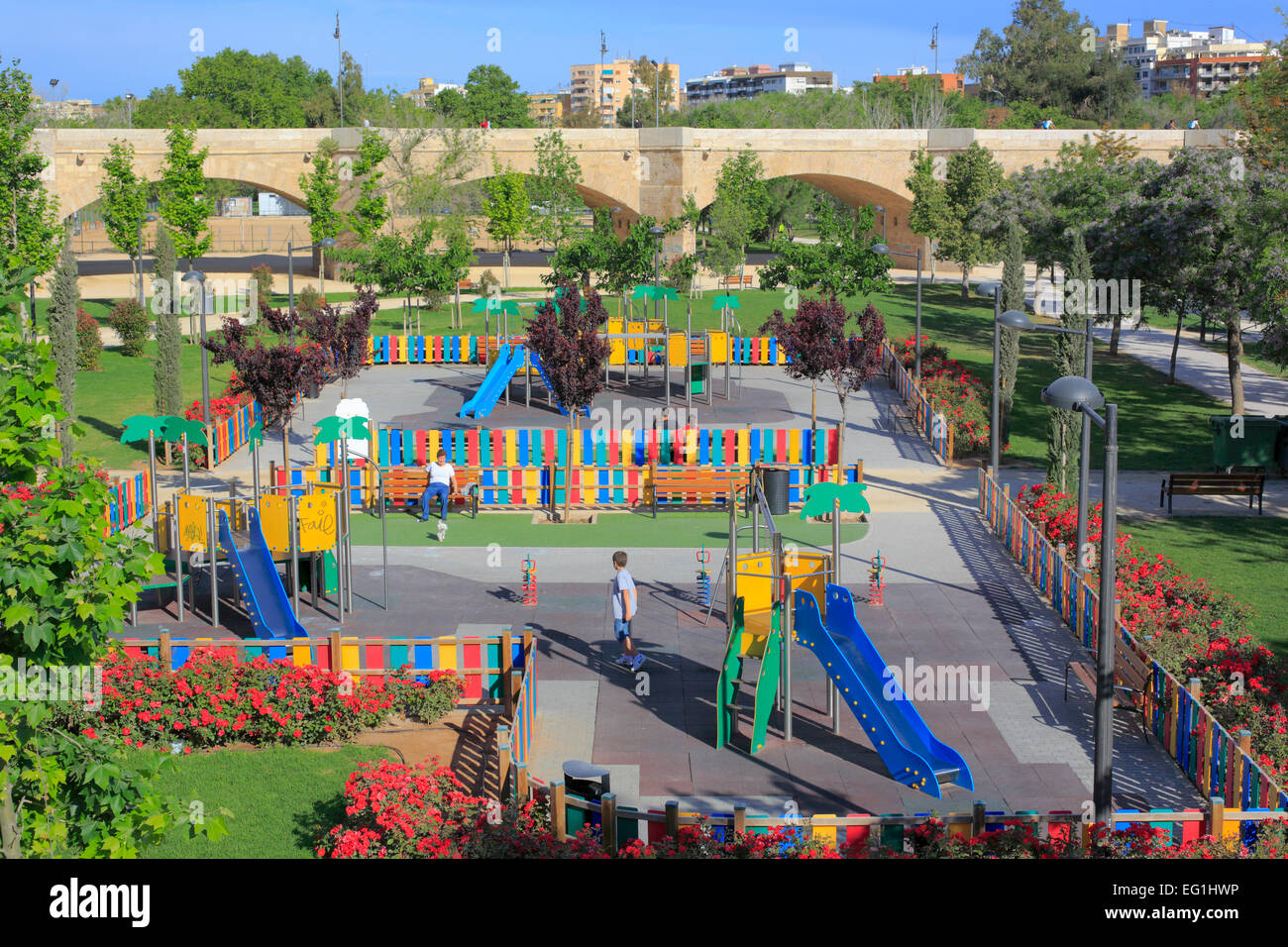 Jeux pour enfants dans le parc de la ville, Valence, Communauté Valencienne, Espagne Banque D'Images