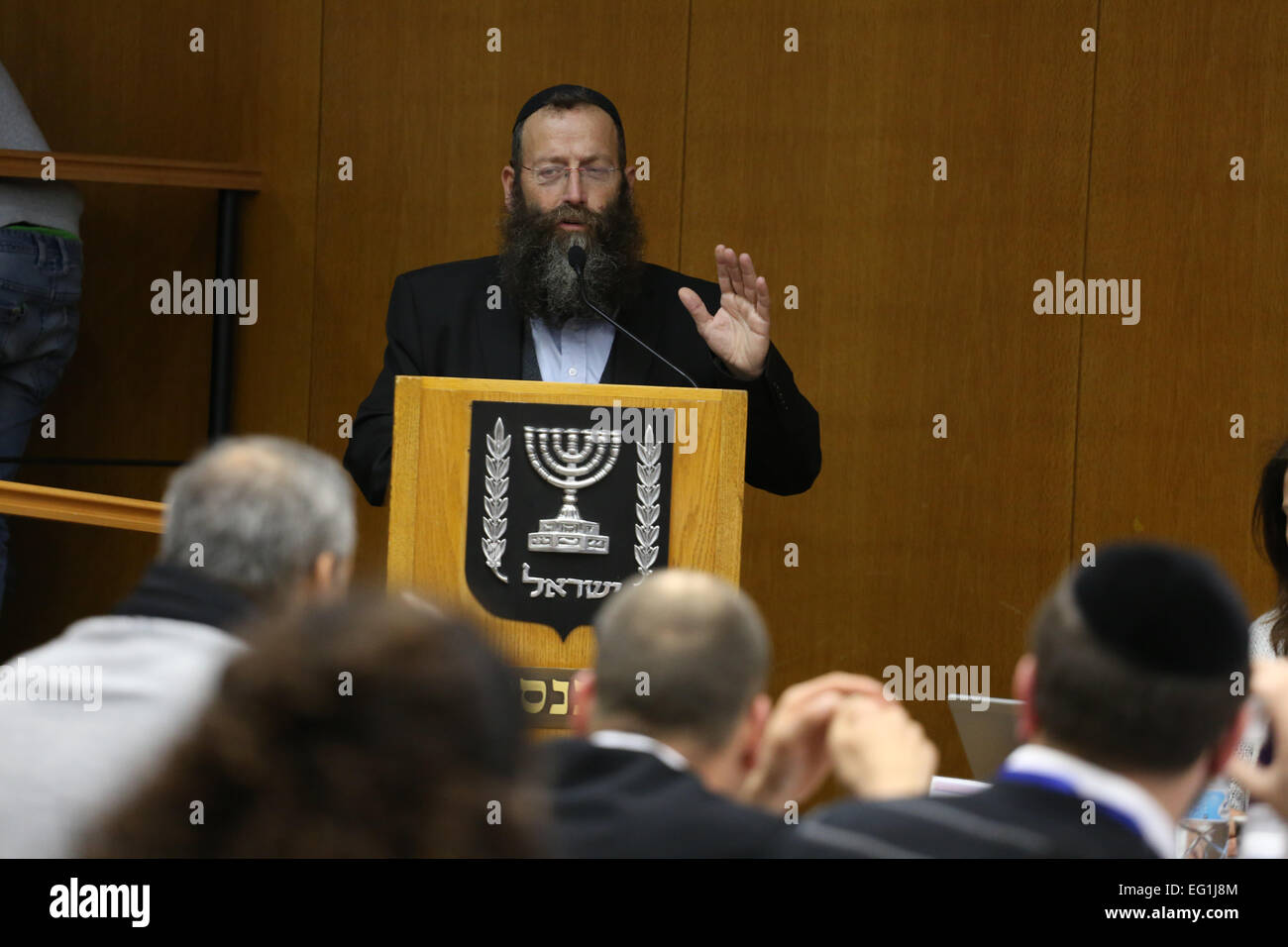 Jérusalem, de la Commission centrale des élections israéliennes à la Knesset (parlement) à Jérusalem. 12 Février, 2015. Baruch Marzel, un activiste d'extrême-droite des bannis, raciste mouvement Kach, parle à la presse avant qu'une discussion à la Commission centrale des élections israéliennes à la Knesset (parlement) à Jérusalem, le 12 février 2015. La Commission centrale des élections israéliennes a décidé jeudi d'interdire un législateur arabe et un militant d'extrême-droite de s'exécuter dans les élections à venir en raison de leurs remarques d'intérêt public controversés. JINI ©/Xinhua/Alamy Live News Banque D'Images