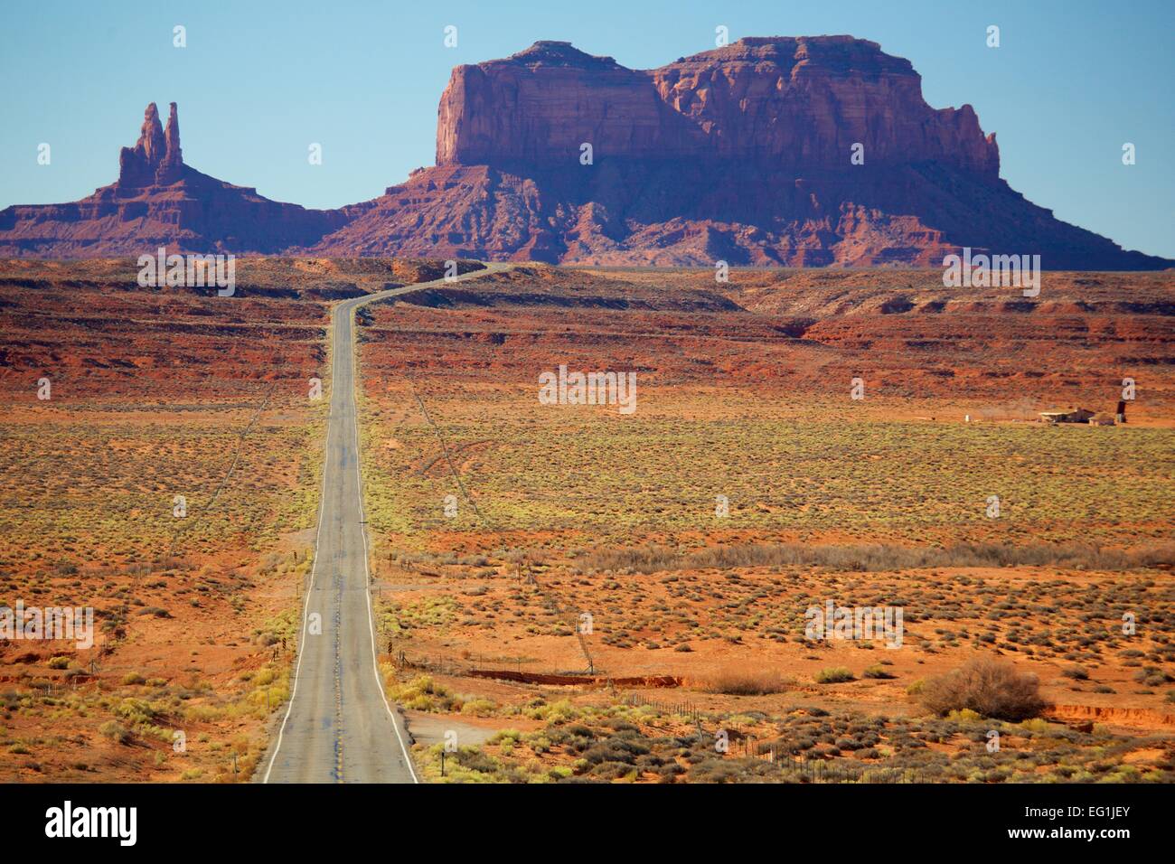 Monument Valley représente l'ancien classique sur l'ouest des terres de la nation navajo en Arizona et l'Utah. Banque D'Images