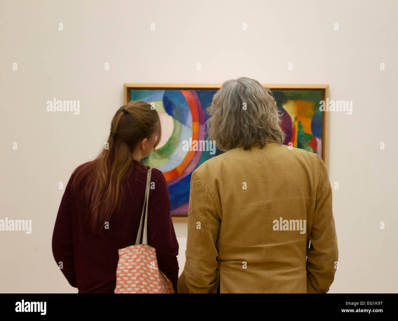 Deux personnes regardant une peinture dans un musée Banque D'Images