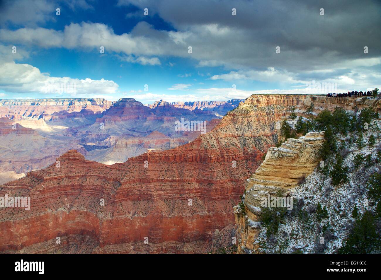 Beau Grand Canyon en hiver avec la neige qui tombe au loin. Banque D'Images