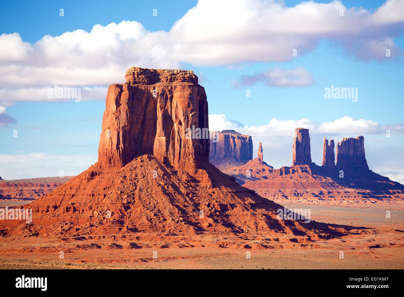 Monument Valley représente l'ancien classique sur l'ouest des terres de la nation navajo en Arizona et l'Utah. Banque D'Images