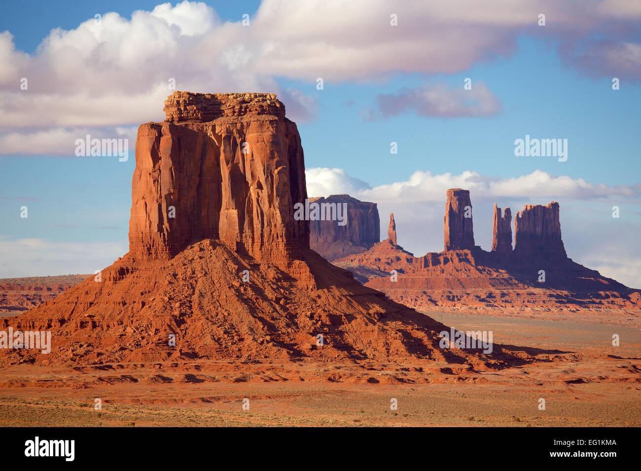 Monument Valley représente l'ancien classique sur l'ouest des terres de la nation navajo en Arizona et l'Utah. Banque D'Images