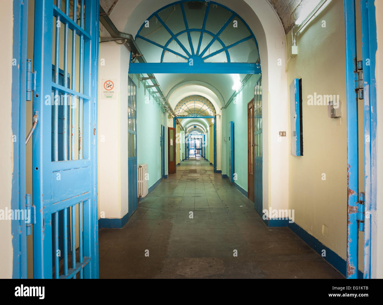 Couloir dans une ancienne prison. Fin de sortie du tunnel Banque D'Images