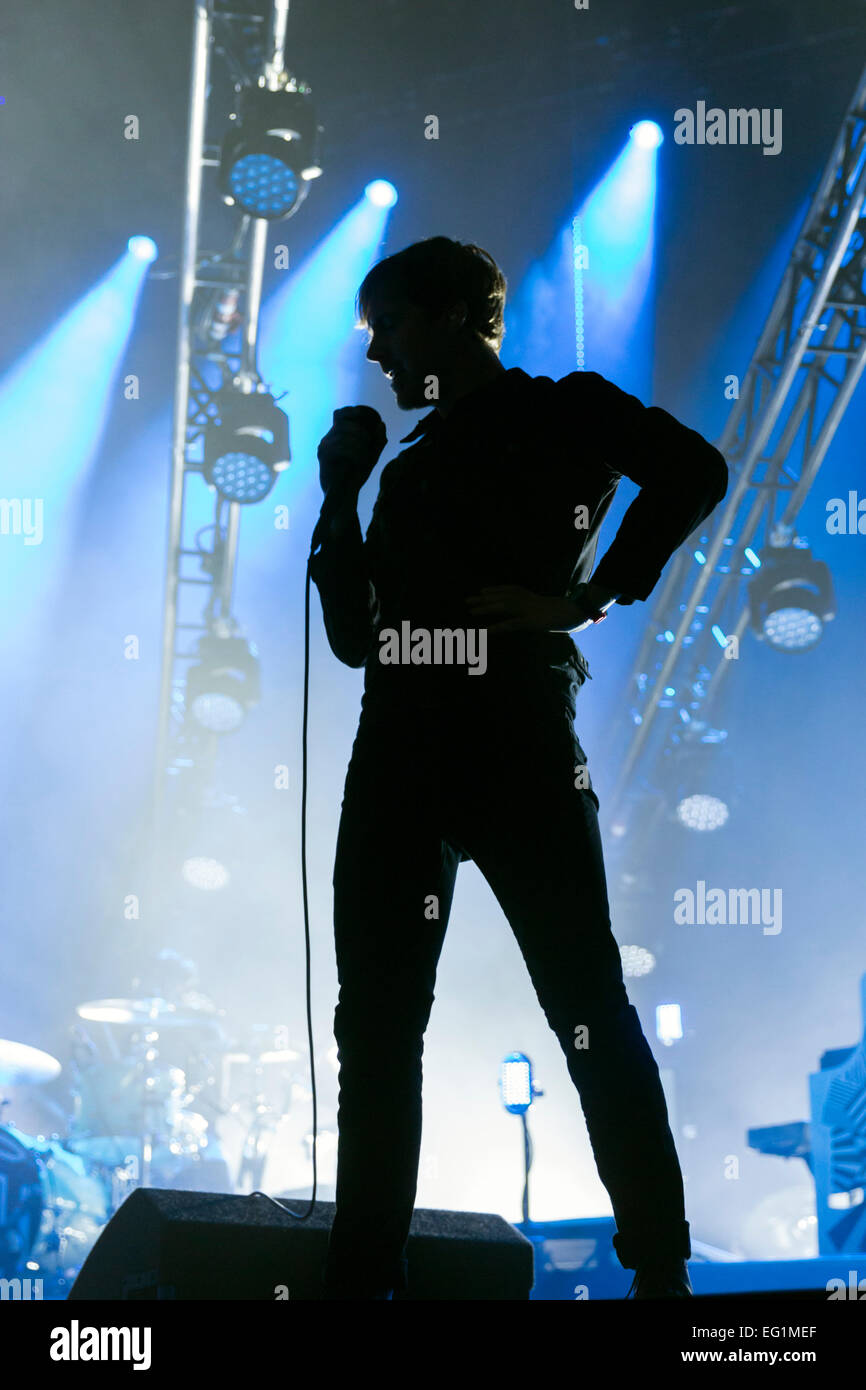 Londres, Royaume-Uni, le 13 février 2015. Ricky Wilson chanteur de Kaiser Chiefs, Performance Live à l'O2 Arena. Crédit : Robert Stainforth/Alamy Live News Banque D'Images