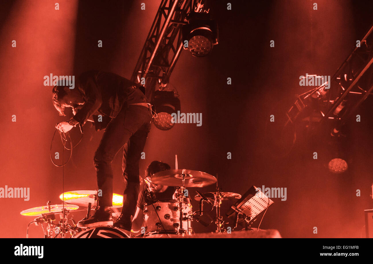 Londres, Royaume-Uni, le 13 février 2015. Ricky Wilson chanteur de Kaiser Chiefs, Performance Live à l'O2 Arena. Crédit : Robert Stainforth/Alamy Live News Banque D'Images