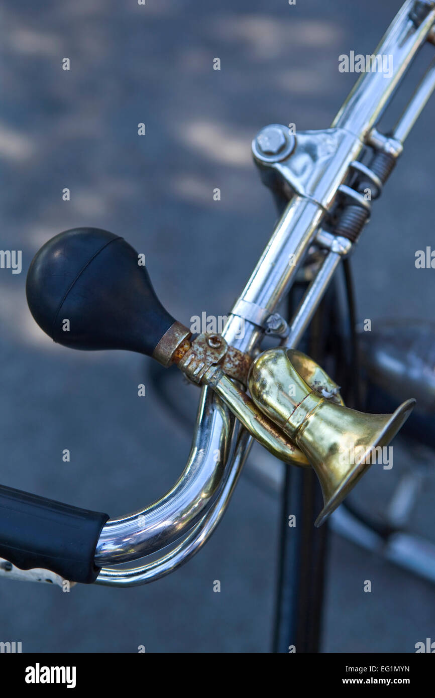 Corne sur le guidon d'un vieux vélo Banque D'Images