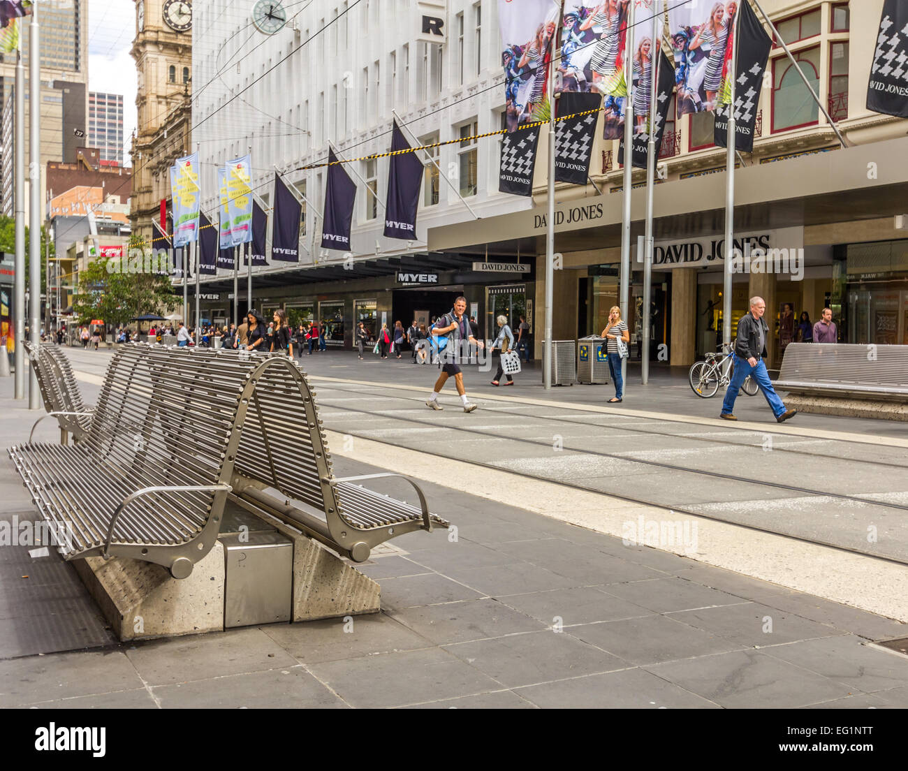 Acier inoxydable bancs publics dans Bourke Street Mall, Melbourne Banque D'Images