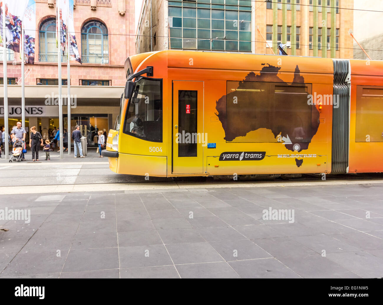 Un tramway Yarra se déplace lentement le long de Bourke Street Mall, Melbourne Banque D'Images