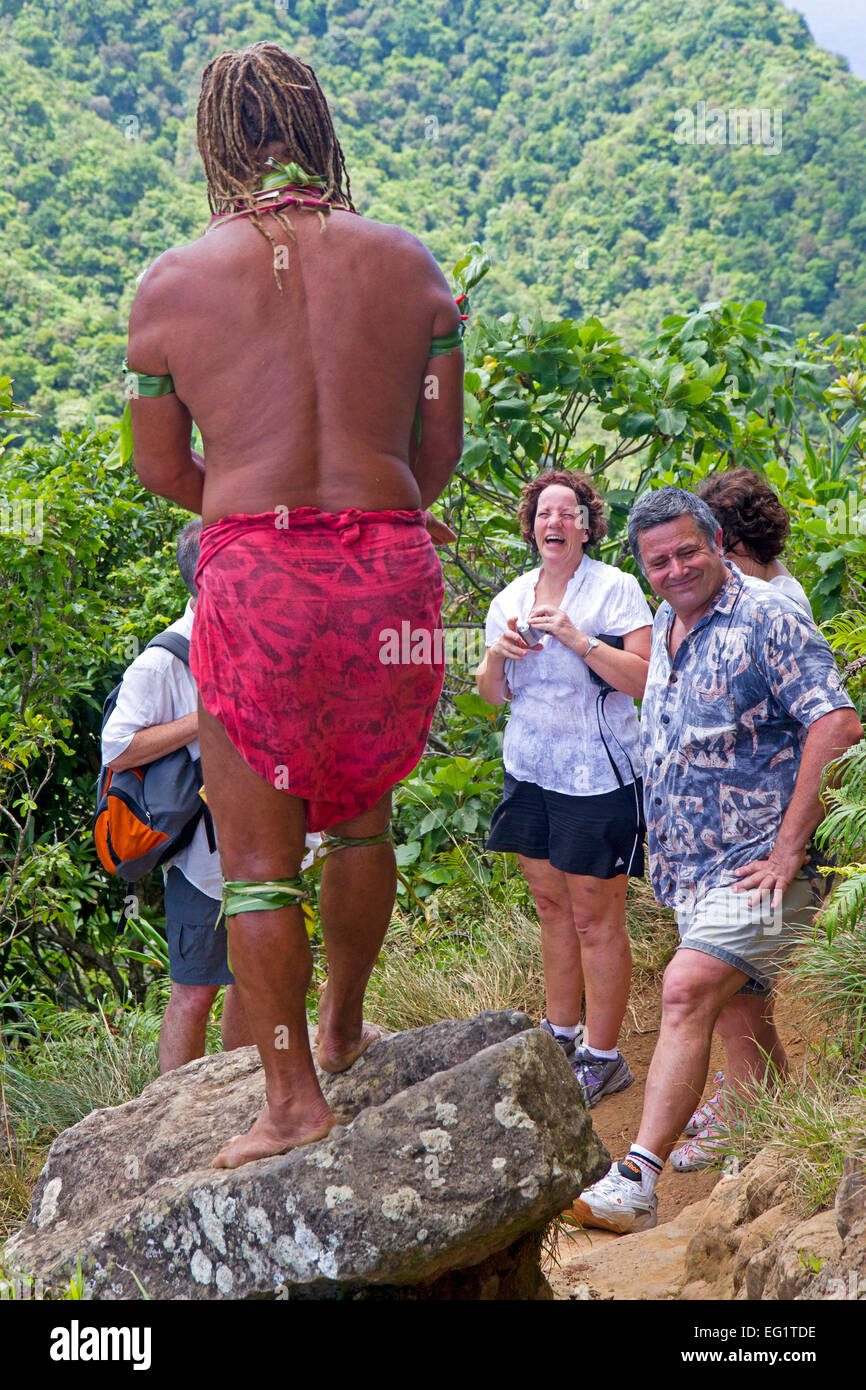 Rarotonga guide de randonnées Pa Teuruaa parle à un groupe de marcheurs Banque D'Images