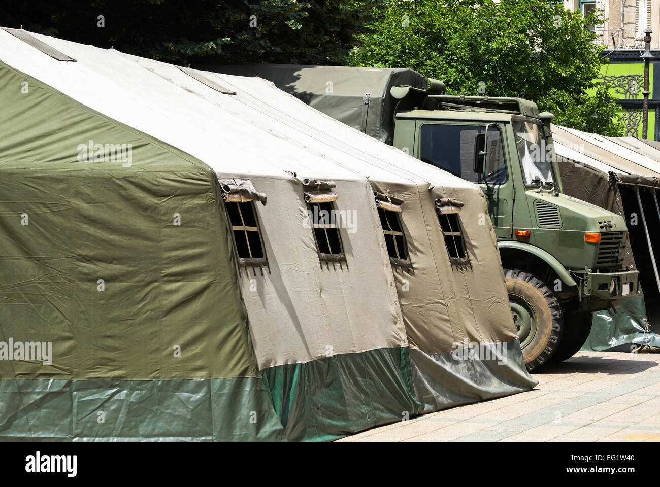 Grande tente militaire et camion militaire Banque D'Images