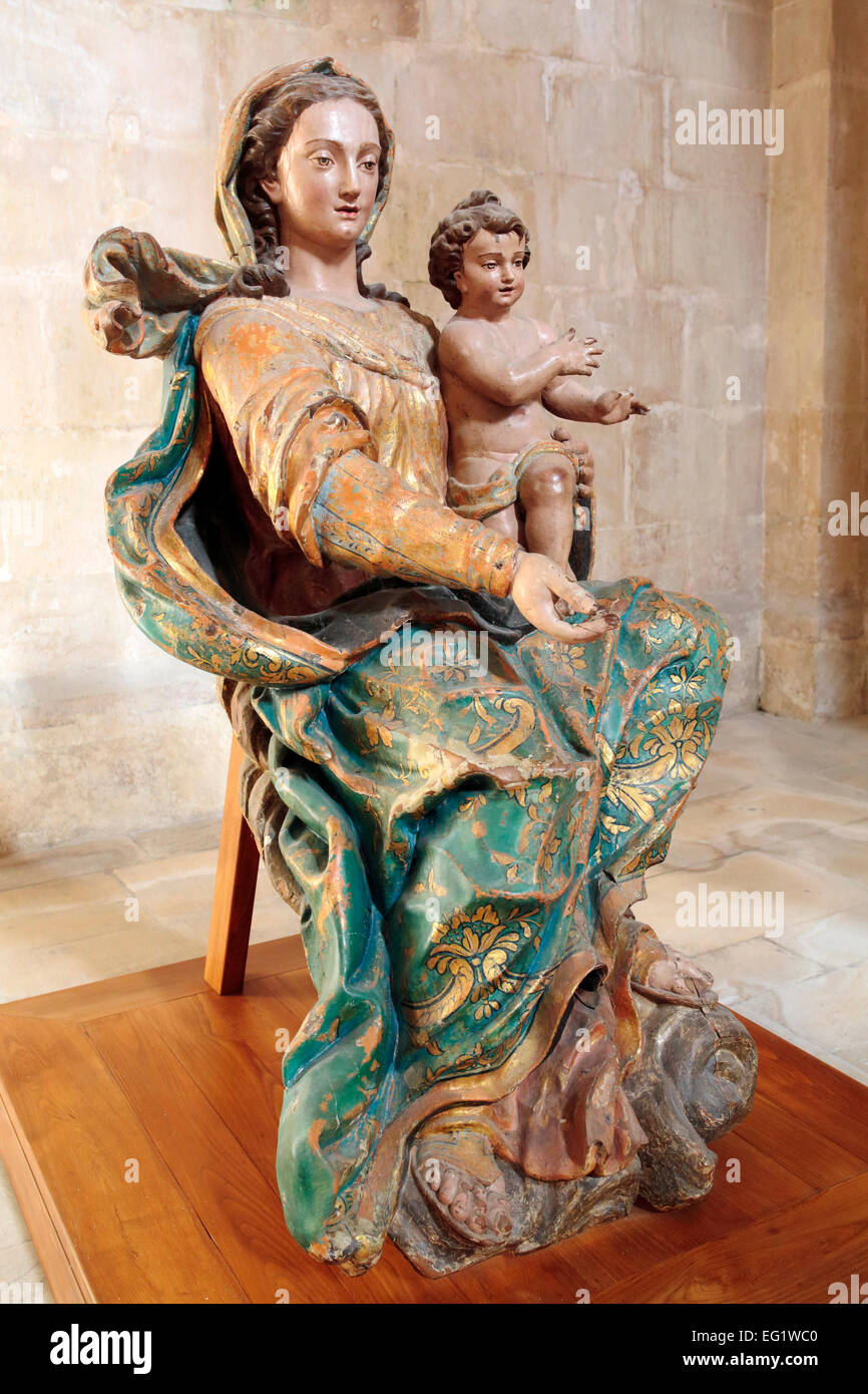 Statue Sainte Vierge, Alcobaca monastery church, Alcobaça, Portugal Banque D'Images